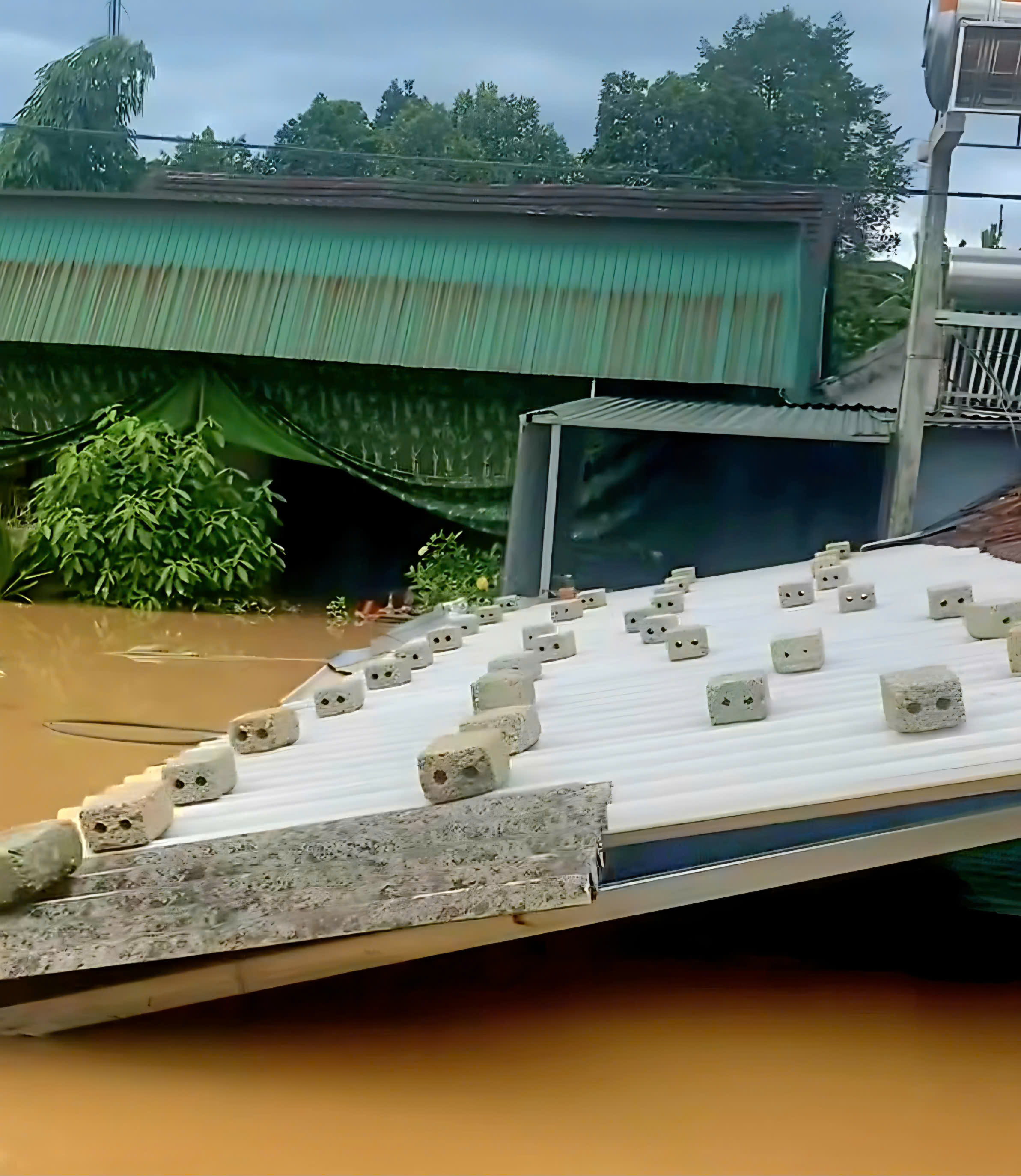 Nghe tin nhà bị lũ cuốn, người dân không về được do QL7 qua Nghệ An chìm trong biển nước- Ảnh 6.