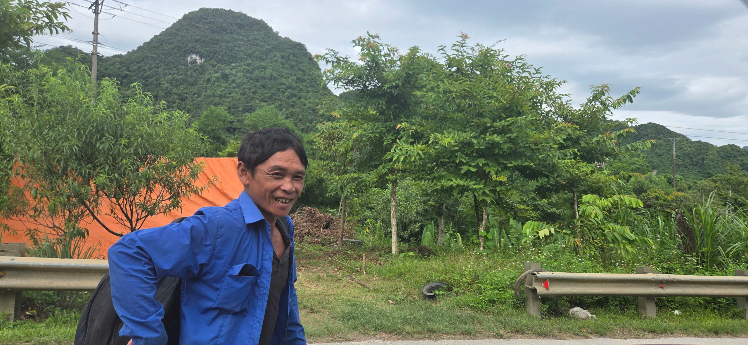 Nghe tin nhà bị lũ cuốn, người dân không về được do QL7 qua Nghệ An chìm trong biển nước- Ảnh 2.