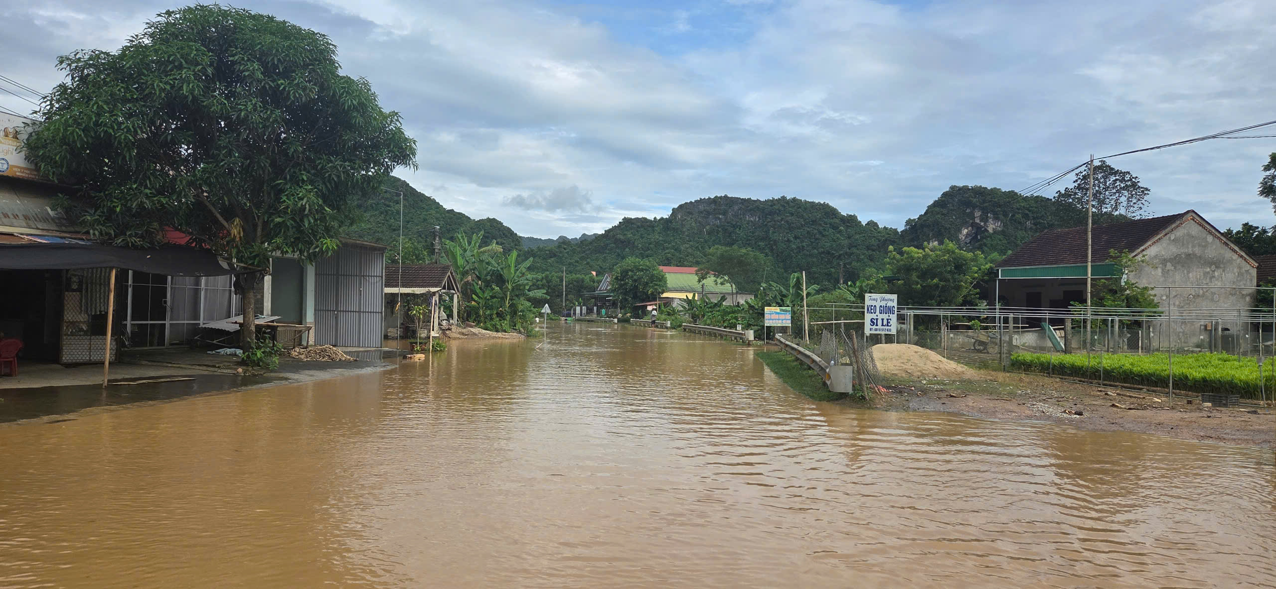 Nghe tin nhà bị lũ cuốn, người dân không về được do QL7 qua Nghệ An chìm trong biển nước- Ảnh 4.