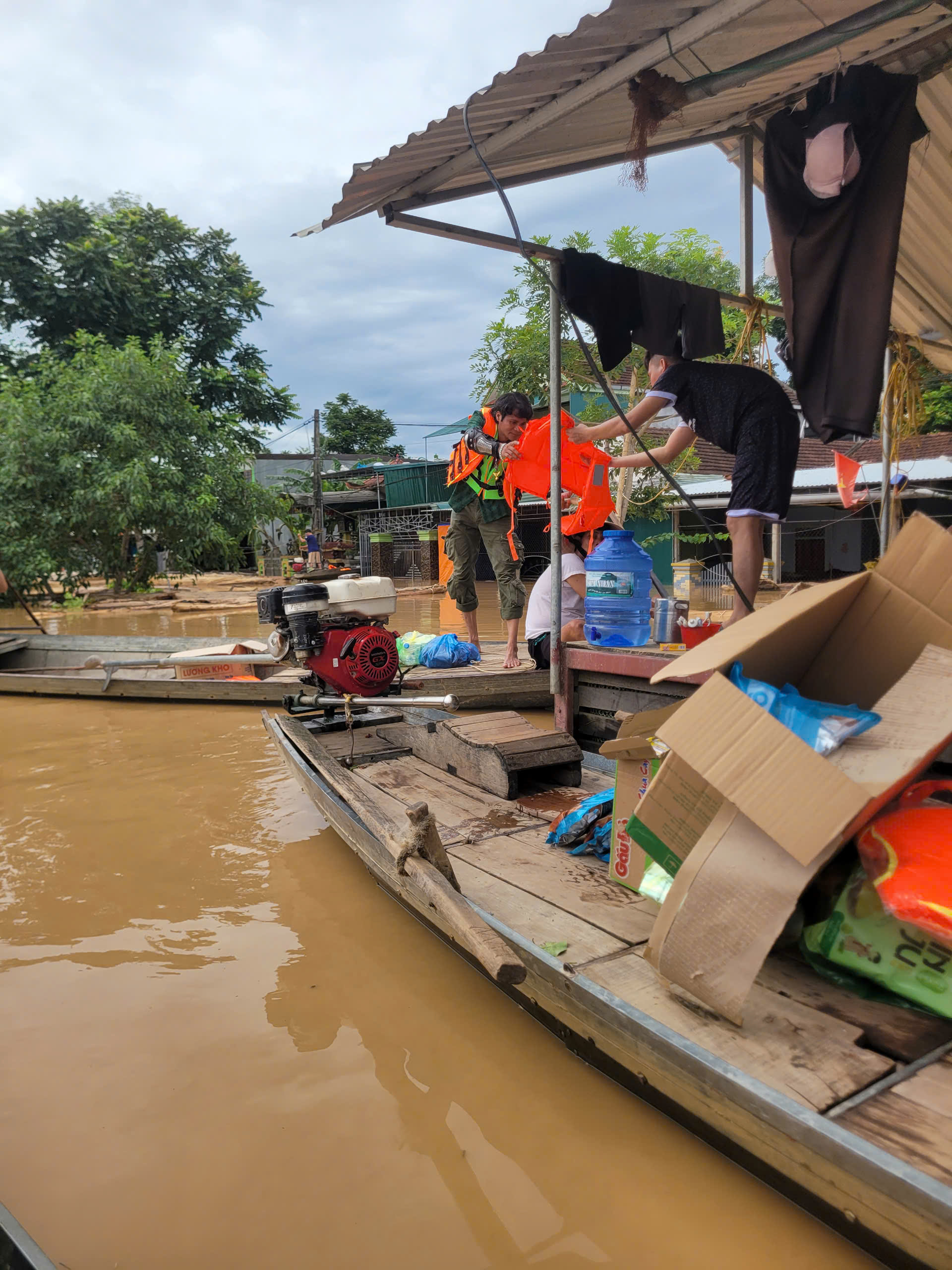 Nghe tin nhà bị lũ cuốn, người dân không về được do QL7 qua Nghệ An chìm trong biển nước- Ảnh 14.