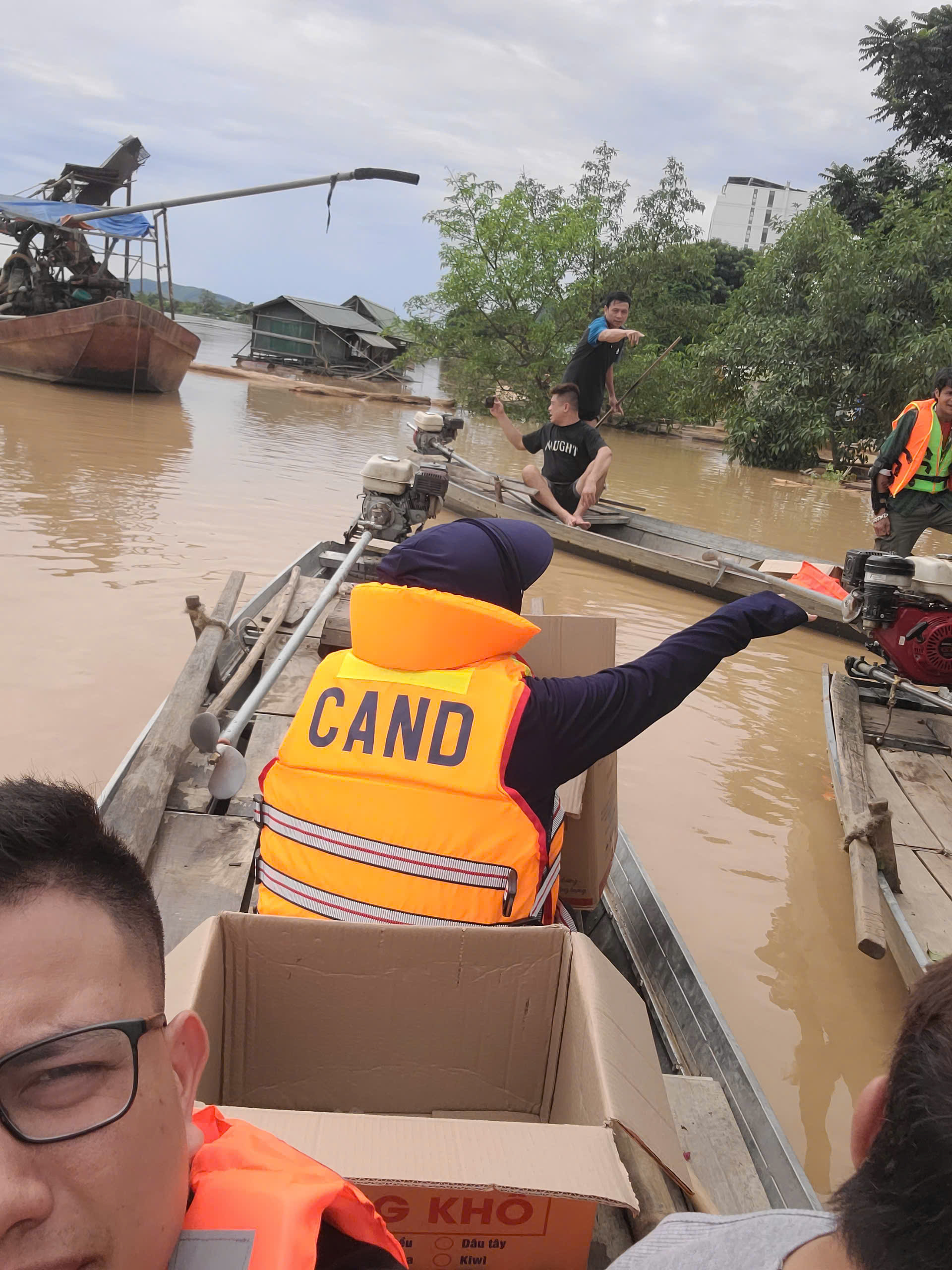 Nghe tin nhà bị lũ cuốn, người dân không về được do QL7 qua Nghệ An chìm trong biển nước- Ảnh 11.
