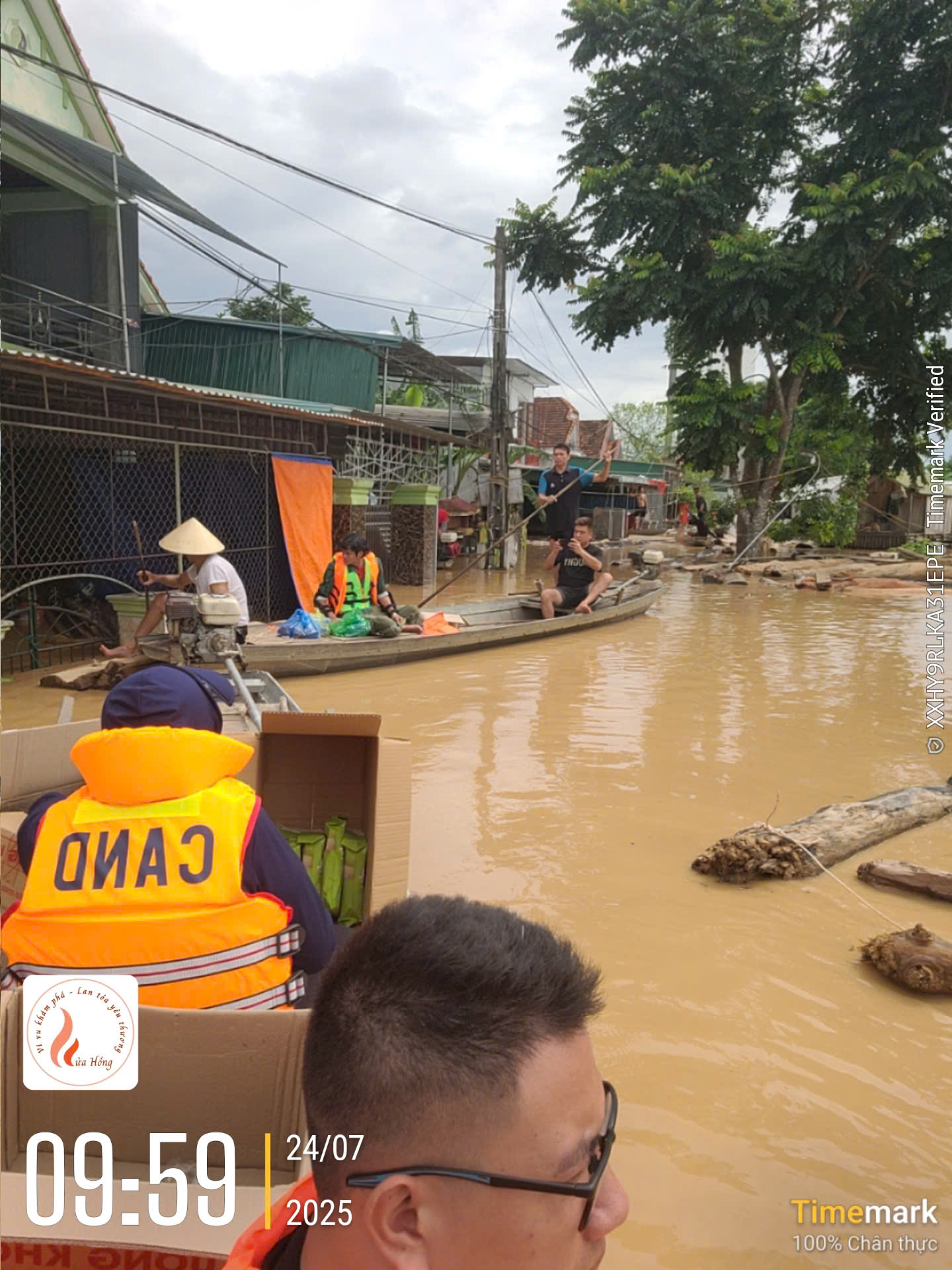 Nghe tin nhà bị lũ cuốn, người dân không về được do QL7 qua Nghệ An chìm trong biển nước- Ảnh 12.