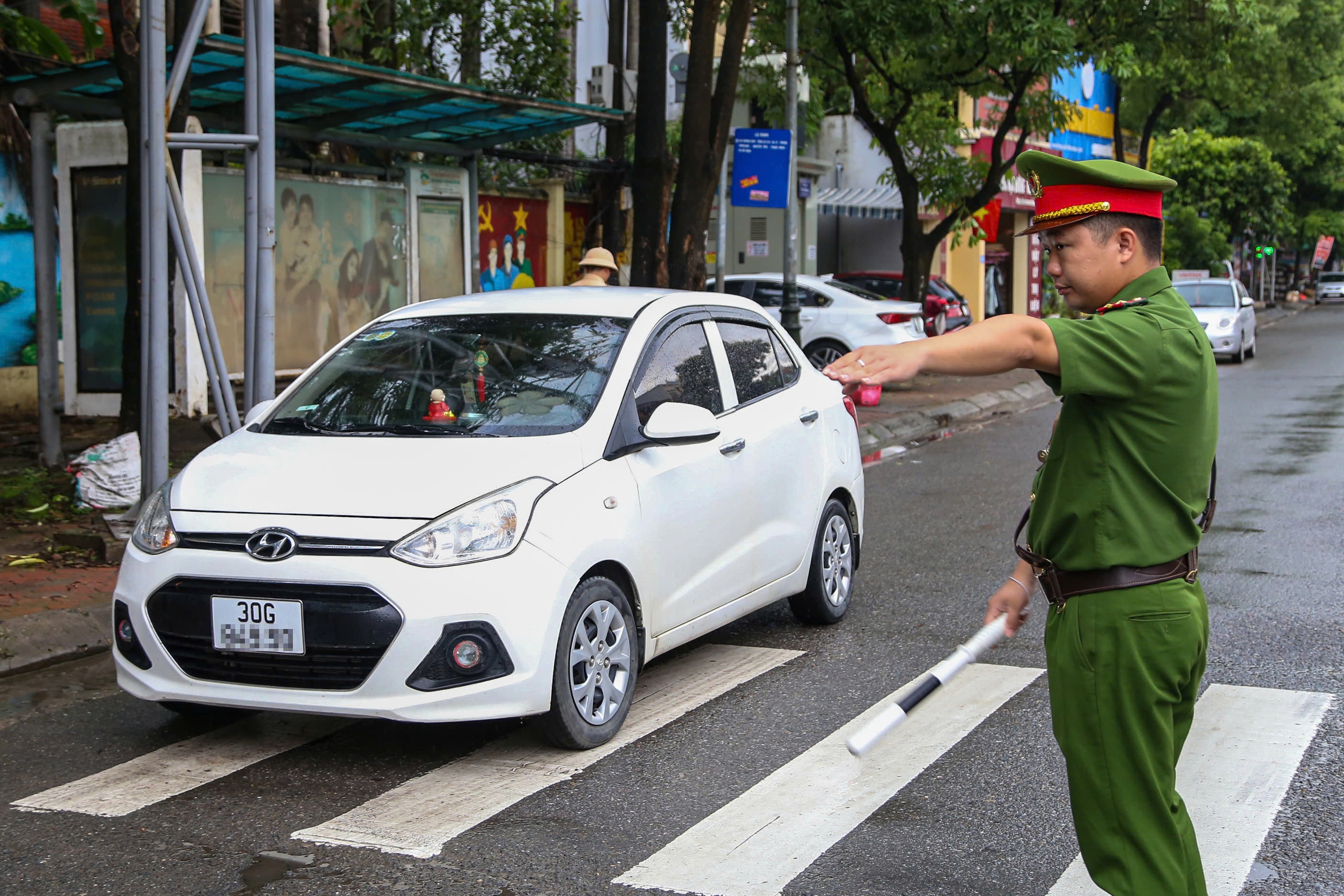 Hà Nội: CSGT cùng công an xã lập chốt trên tỉnh lộ, xử phạt nhiều hành vi- Ảnh 4.