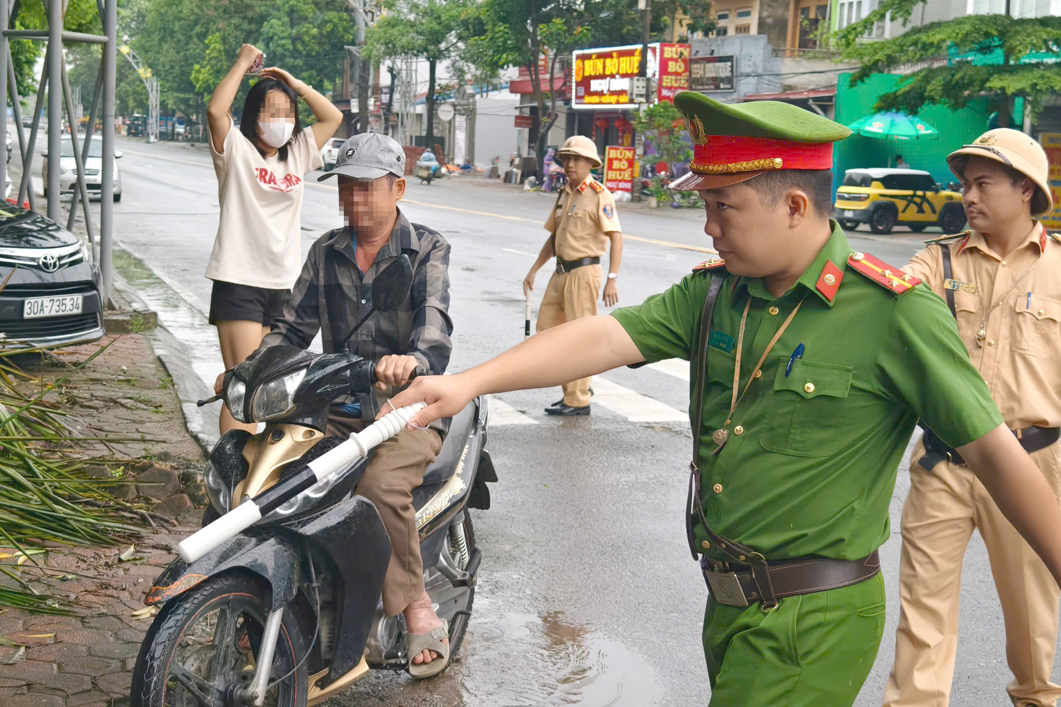 Hà Nội: CSGT cùng công an xã lập chốt trên tỉnh lộ, xử phạt nhiều hành vi- Ảnh 8.