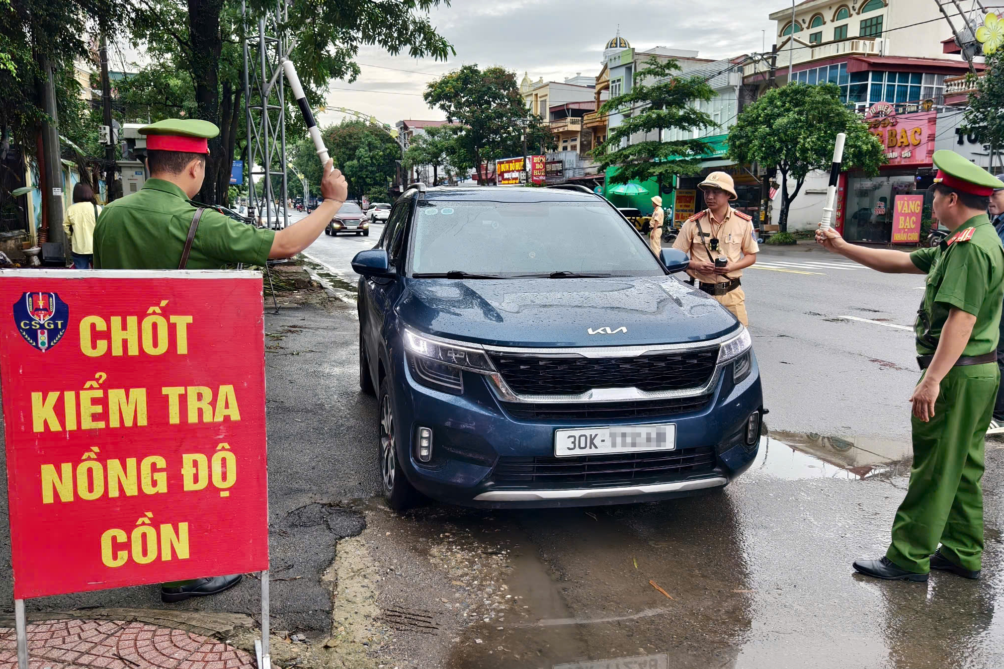 Hà Nội: CSGT cùng công an xã lập chốt trên tỉnh lộ, xử phạt nhiều hành vi- Ảnh 1.