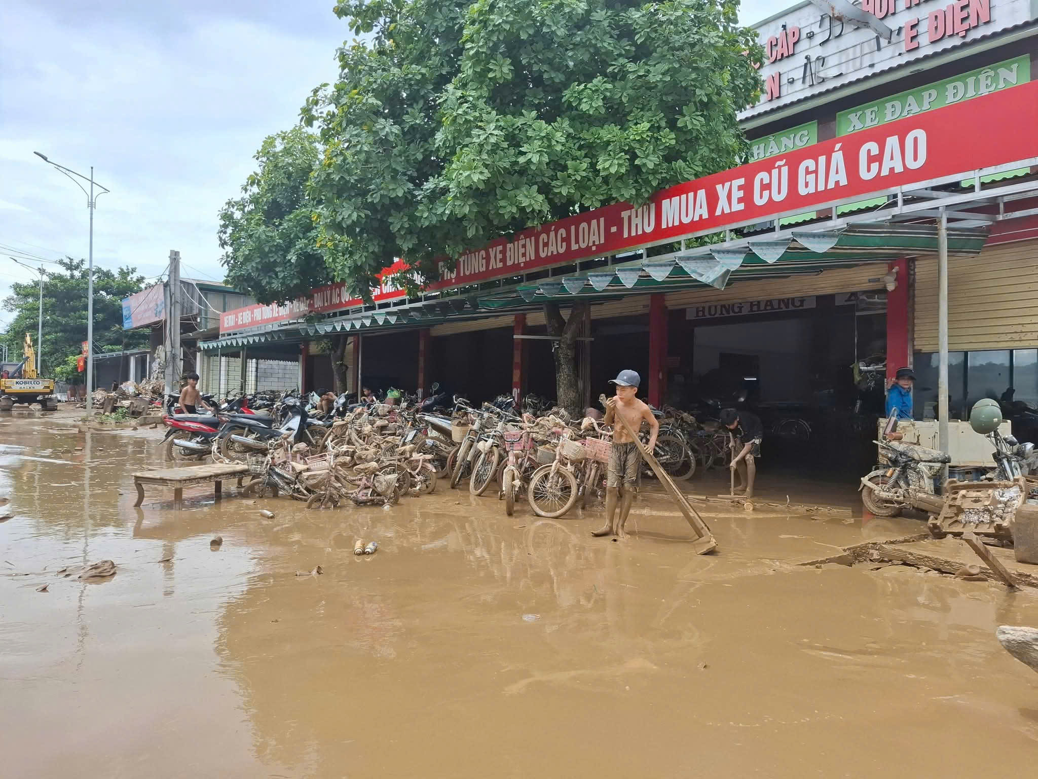 Nước lũ rút, người dân xã Con Cuông nỗ lực khắc phục hậu quả, ổn định cuộc sống- Ảnh 4.