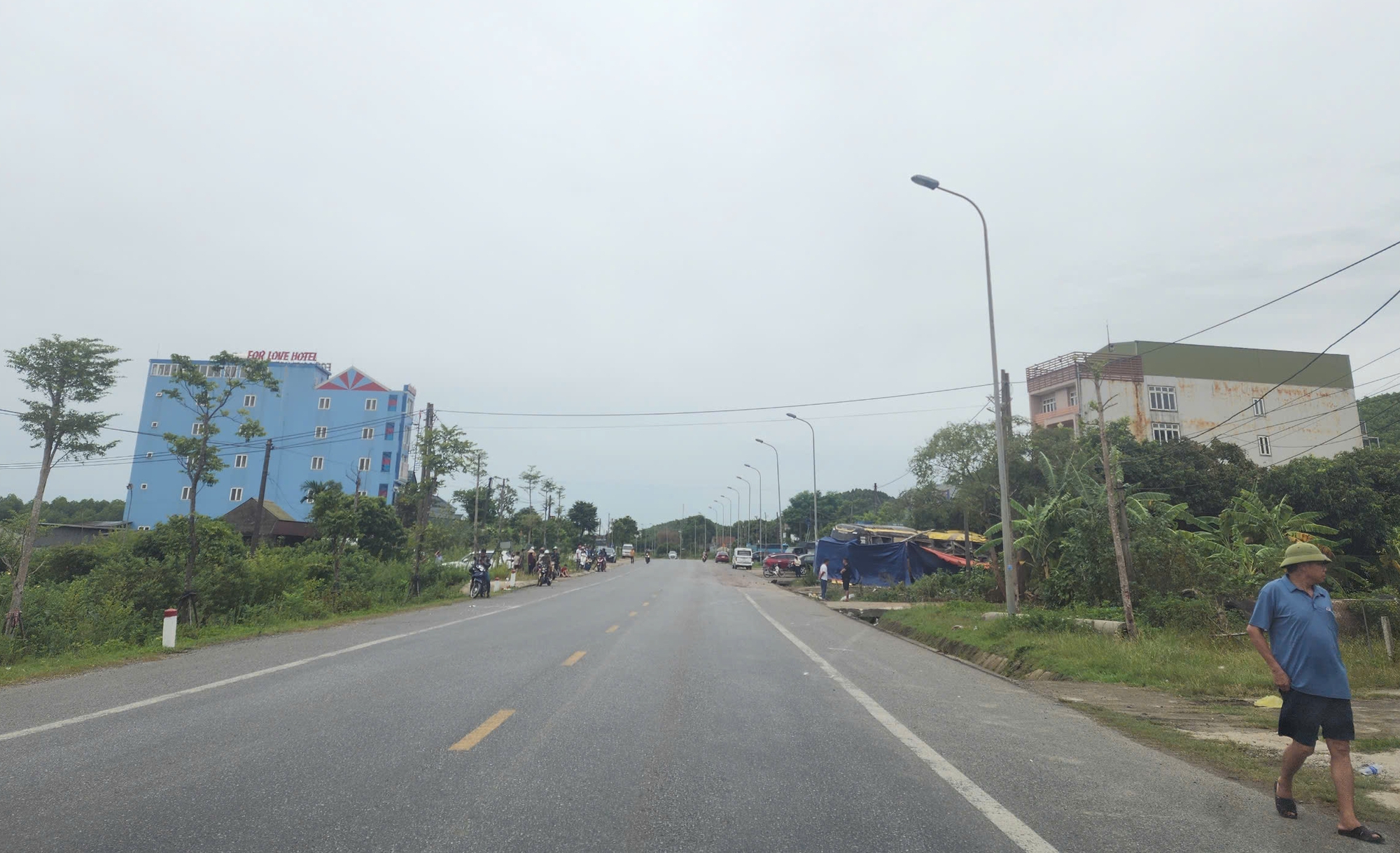 Vụ lật xe khách 10 người chết: Người đầu tiên tham gia cứu nạn kể khoảnh khắc ám ảnh- Ảnh 4. Vụ lật xe khách 10 người chết: Người đầu tiên tham gia cứu nạn kể khoảnh khắc ám ảnh- Ảnh 4.