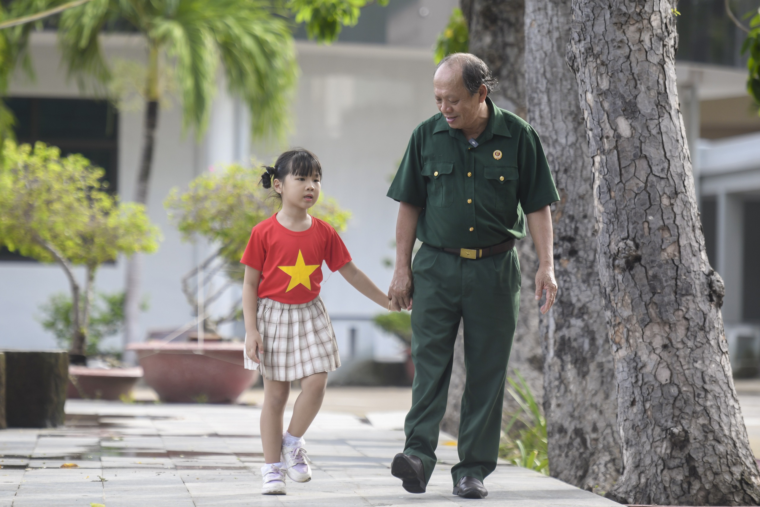 Thượng sĩ Nguyễn Chí Tường cùng con một nhân viên Vinamilk tại Trung tâm Điều dưỡng Thương binh và Người có công Long Đất (Ảnh: Thanh Bình). Thượng sĩ Nguyễn Chí Tường cùng con một nhân viên Vinamilk tại Trung tâm Điều dưỡng Thương binh và Người có công Long Đất (Ảnh: Thanh Bình).