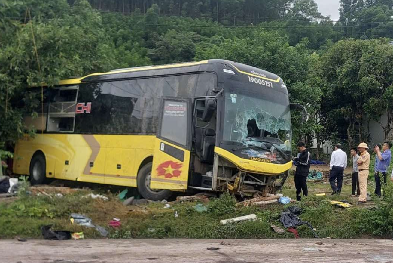 Thủ tướng yêu cầu khẩn trương điều tra vụ TNGT xe khách 10 người chết ở Hà Tĩnh- Ảnh 2. Thủ tướng yêu cầu khẩn trương điều tra vụ TNGT xe khách 10 người chết ở Hà Tĩnh- Ảnh 2.
