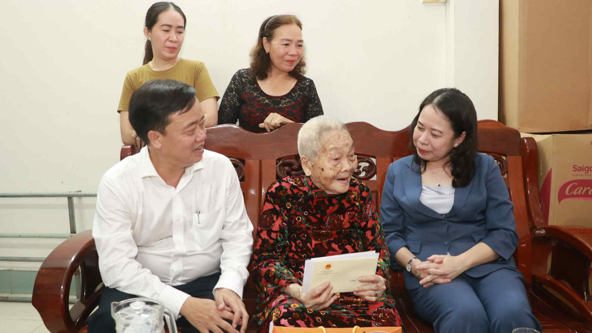 Phó Chủ tịch nước Võ Thị Ánh Xuân thăm Mẹ Việt Nam anh hùng, thương binh tại Cà Mau- Ảnh 2. Phó Chủ tịch nước Võ Thị Ánh Xuân thăm Mẹ Việt Nam anh hùng, thương binh tại Cà Mau- Ảnh 2.