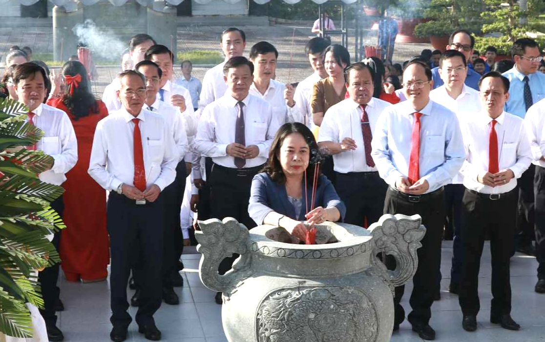 Phó Chủ tịch nước Võ Thị Ánh Xuân thăm Mẹ Việt Nam anh hùng, thương binh tại Cà Mau- Ảnh 1. Phó Chủ tịch nước Võ Thị Ánh Xuân thăm Mẹ Việt Nam anh hùng, thương binh tại Cà Mau- Ảnh 1.