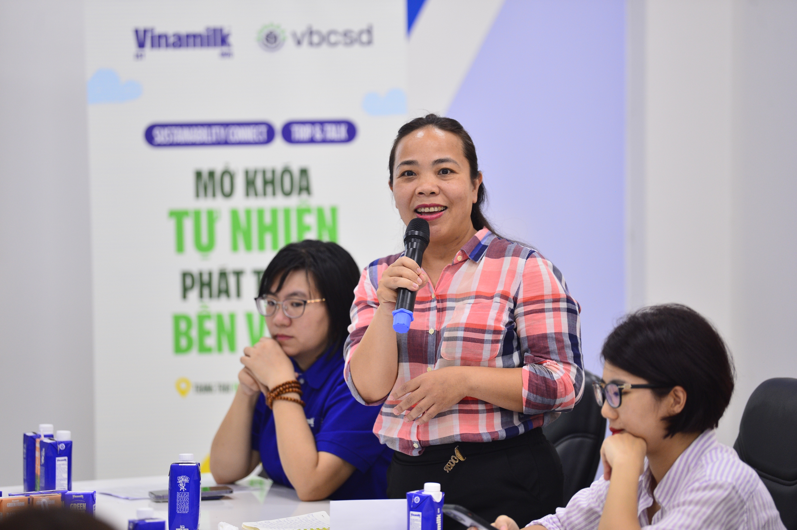 Chất thải gia súc vốn là vấn đề nhức nhối của mọi mô hình chăn nuôi nay trở thành "vàng đen" để cải tạo đất. Đưa chúng tôi đến gần chiếc xe chở phân bón hữu cơ đã qua xử lý, anh Minh bốc một nắm phân bò đã ủ ít nhất 15 ngày và mời mọi người tận tay kiểm chứng phân hoàn toàn khô ráo, không còn mùi khó chịu. Một vòng tuần hoàn đất đã dần được hình thành và sắp tới đây doanh nghiệp còn đưa vào phần mềm để đánh giá sức khỏe đất. Chất thải gia súc vốn là vấn đề nhức nhối của mọi mô hình chăn nuôi nay trở thành "vàng đen" để cải tạo đất. Đưa chúng tôi đến gần chiếc xe chở phân bón hữu cơ đã qua xử lý, anh Minh bốc một nắm phân bò đã ủ ít nhất 15 ngày và mời mọi người tận tay kiểm chứng phân hoàn toàn khô ráo, không còn mùi khó chịu. Một vòng tuần hoàn đất đã dần được hình thành và sắp tới đây doanh nghiệp còn đưa vào phần mềm để đánh giá sức khỏe đất.