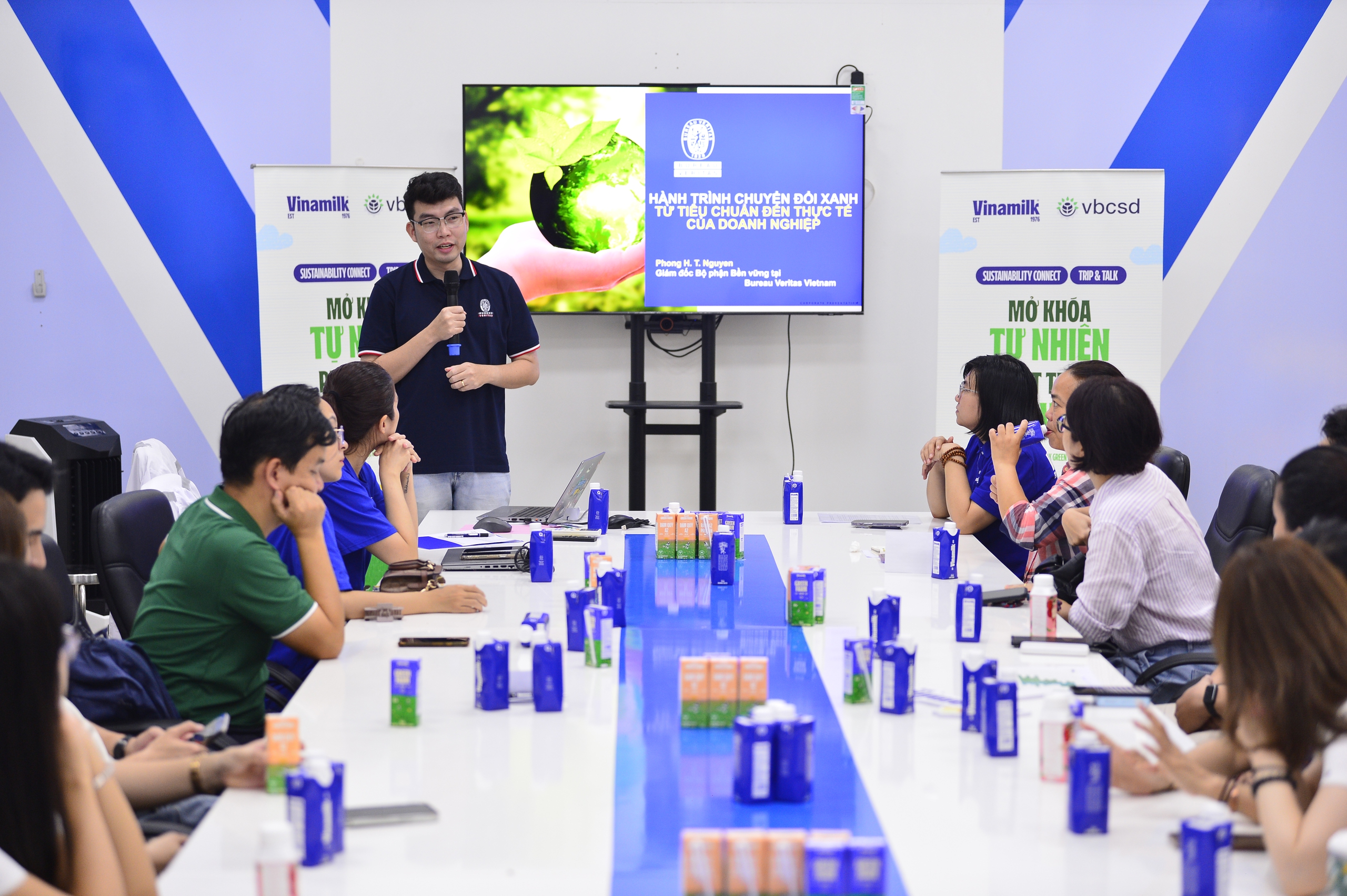 Nguồn phân bón hữu cơ được cung cấp cho các hộ dân hợp tác và nhân viên trang trại sẽ được phân công hỗ trợ nông dân canh tác theo chuẩn thực hành nông nghiệp tốt, đảm bảo chất lượng. Năm 2024, doanh nghiệp cũng đã bao tiêu, thu mua hơn 365.000 tấn bắp sinh khối từ nông dân, tăng thu nhập cho người dân. Người dân trở thành một mắc xích trong chuỗi giá trị bền vững, được hưởng lợi ích và từ đó, tham gia sâu cùng với doanh nghiệp. Mở rộng hơn về khía cạnh giảm phát thải khí nhà kính, ông Nguyễn Huỳnh Thanh Phong – Giám đốc Phát triển Bền vững Bureau Veritas Việt Nam, đánh giá cao việc Vinamilk ưu tiên việc giảm “thật” tại nguồn, thay vì bù đắp bằng việc mua tín chỉ carbon bên ngoài, triển khai theo một lộ trình cụ thể để đạt được Net Zero vào năm 2050. Nguồn phân bón hữu cơ được cung cấp cho các hộ dân hợp tác và nhân viên trang trại sẽ được phân công hỗ trợ nông dân canh tác theo chuẩn thực hành nông nghiệp tốt, đảm bảo chất lượng. Năm 2024, doanh nghiệp cũng đã bao tiêu, thu mua hơn 365.000 tấn bắp sinh khối từ nông dân, tăng thu nhập cho người dân. Người dân trở thành một mắc xích trong chuỗi giá trị bền vững, được hưởng lợi ích và từ đó, tham gia sâu cùng với doanh nghiệp. Mở rộng hơn về khía cạnh giảm phát thải khí nhà kính, ông Nguyễn Huỳnh Thanh Phong – Giám đốc Phát triển Bền vững Bureau Veritas Việt Nam, đánh giá cao việc Vinamilk ưu tiên việc giảm “thật” tại nguồn, thay vì bù đắp bằng việc mua tín chỉ carbon bên ngoài, triển khai theo một lộ trình cụ thể để đạt được Net Zero vào năm 2050.