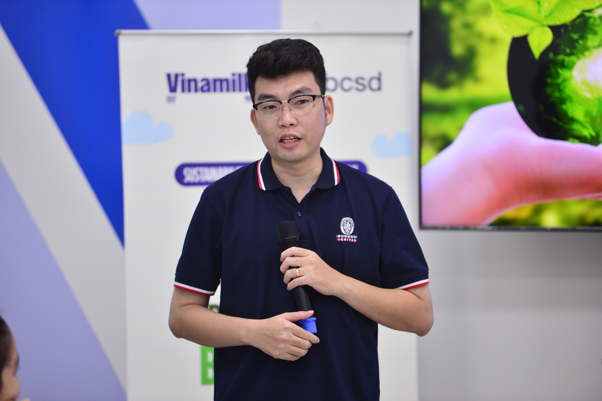 Ông Phong lấy ví dụ từ chính sáng kiến sấy cỏ tại trang trại, không chỉ giúp Vinamilk tự chủ hơn, mà đồng thời kiểm soát và giảm lượng lớn phát thải khí nhà kính từ quá trình sản xuất, vận chuyển nếu nhập khẩu từ nước ngoài. Hay việc kết hợp chặt chẽ cùng nông dân, sẽ giúp Vinamilk quản lý tốt hơn về lượng phát thải khí nhà kính trong chuỗi cung ứng của mình trong tương lai. Ông Phong lấy ví dụ từ chính sáng kiến sấy cỏ tại trang trại, không chỉ giúp Vinamilk tự chủ hơn, mà đồng thời kiểm soát và giảm lượng lớn phát thải khí nhà kính từ quá trình sản xuất, vận chuyển nếu nhập khẩu từ nước ngoài. Hay việc kết hợp chặt chẽ cùng nông dân, sẽ giúp Vinamilk quản lý tốt hơn về lượng phát thải khí nhà kính trong chuỗi cung ứng của mình trong tương lai.