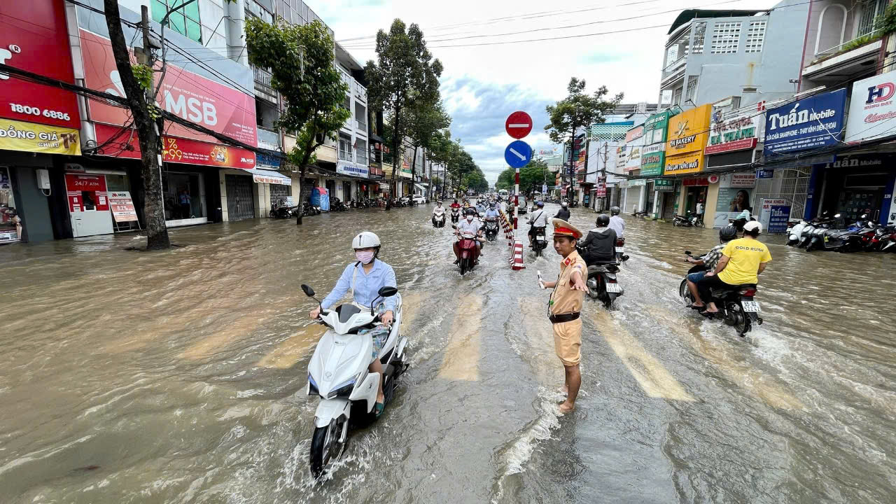 Cần Thơ chỉ rõ nguyên nhân ngập và kẹt xe nội ô- Ảnh 2. Cần Thơ chỉ rõ nguyên nhân ngập và kẹt xe nội ô- Ảnh 2.