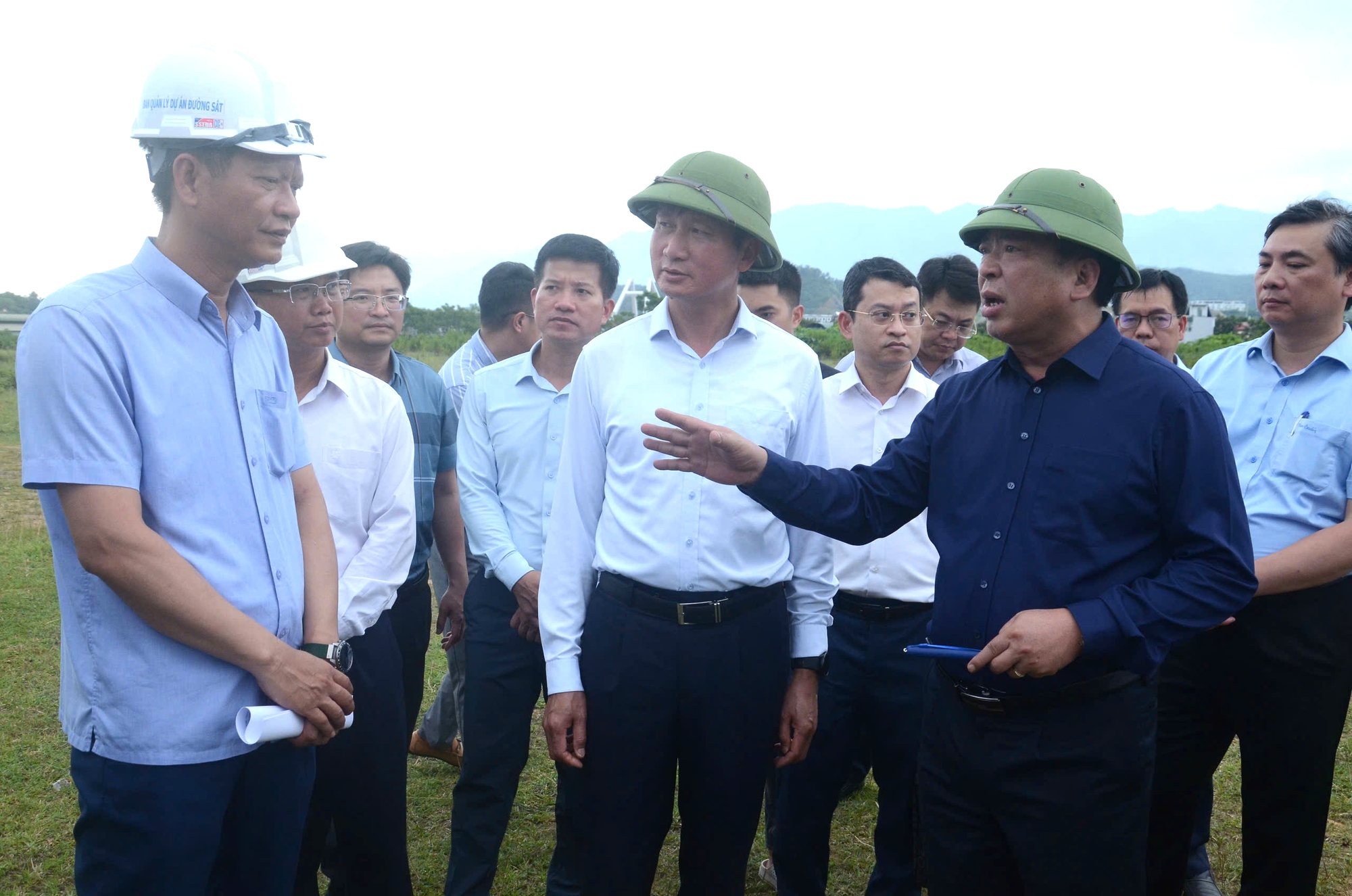 Minister Tran Hong Minh urges land clearance to ensure railway project stays on schedule- Ảnh 1. Minister Tran Hong Minh urges land clearance to ensure railway project stays on schedule- Ảnh 1.