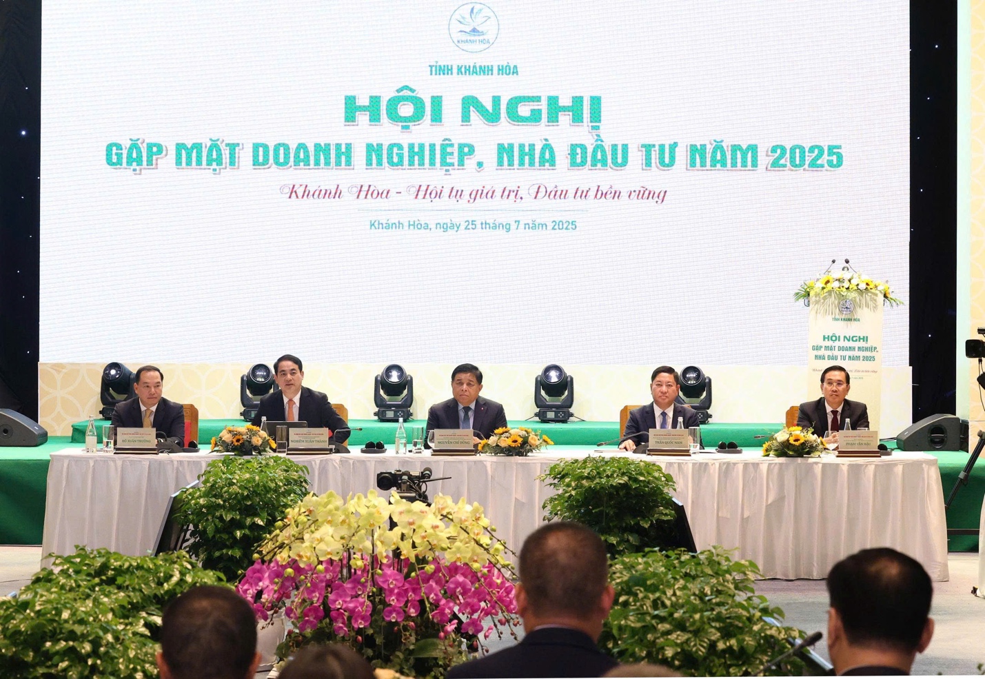 Bí thư Khánh Hòa: "Qua thời DN, nhà đầu tư gặp là kêu khó và khổ, bây giờ đến là làm"- Ảnh 2. Bí thư Khánh Hòa: "Qua thời DN, nhà đầu tư gặp là kêu khó và khổ, bây giờ đến là làm"- Ảnh 2.
