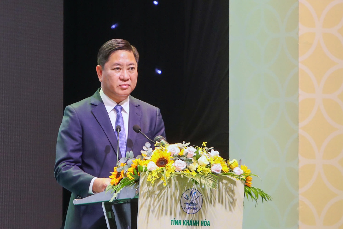 Bí thư Khánh Hòa: "Qua thời DN, nhà đầu tư gặp là kêu khó và khổ, bây giờ đến là làm"- Ảnh 4. Bí thư Khánh Hòa: "Qua thời DN, nhà đầu tư gặp là kêu khó và khổ, bây giờ đến là làm"- Ảnh 4.