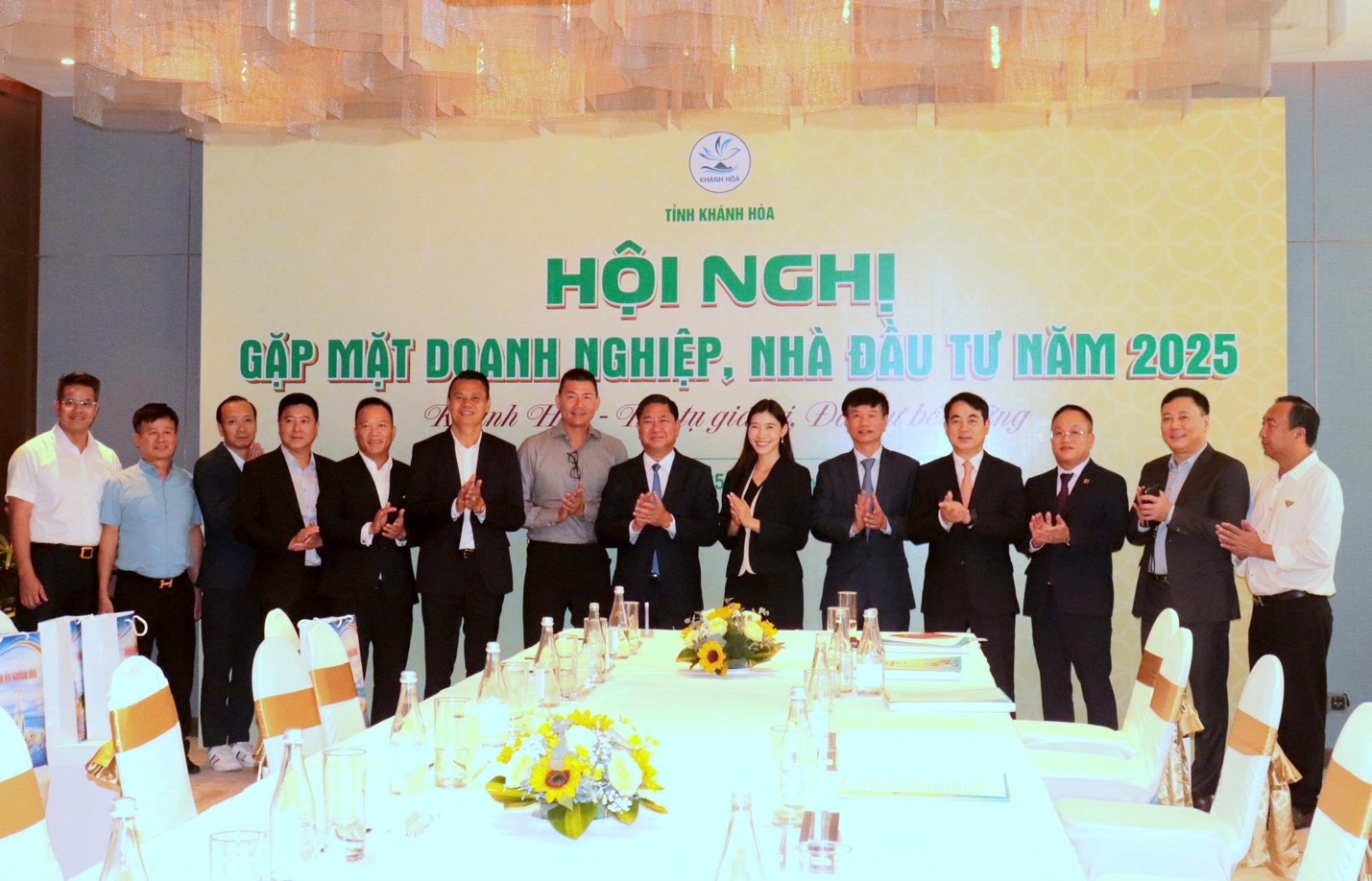 Bí thư Khánh Hòa: "Qua thời DN, nhà đầu tư gặp là kêu khó và khổ, bây giờ đến là làm"- Ảnh 5. Bí thư Khánh Hòa: "Qua thời DN, nhà đầu tư gặp là kêu khó và khổ, bây giờ đến là làm"- Ảnh 5.