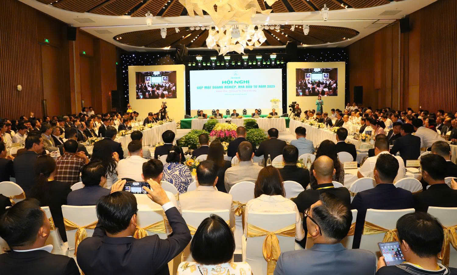 Bí thư Khánh Hòa: "Qua thời DN, nhà đầu tư gặp là kêu khó và khổ, bây giờ đến là làm"- Ảnh 6. Bí thư Khánh Hòa: "Qua thời DN, nhà đầu tư gặp là kêu khó và khổ, bây giờ đến là làm"- Ảnh 6.