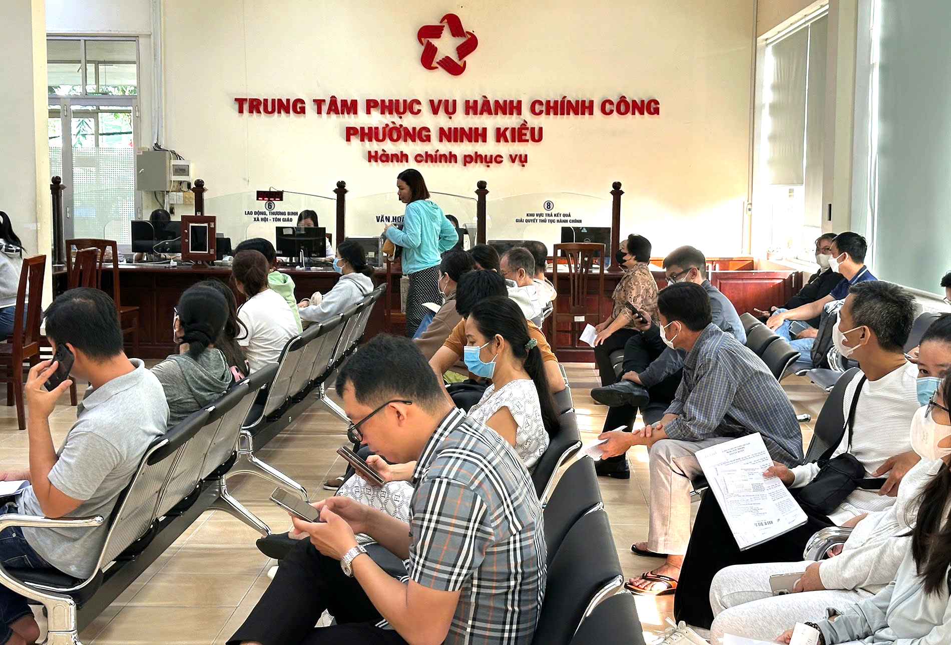 Chủ tịch Cần Thơ đề xuất phục vụ miễn phí bánh, nước tại khu hành chính công- Ảnh 2. Chủ tịch Cần Thơ đề xuất phục vụ miễn phí bánh, nước tại khu hành chính công- Ảnh 2.