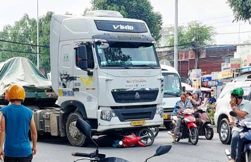Hiện trường vụ va chạm trên đường Đồng Khởi. Hiện trường vụ va chạm trên đường Đồng Khởi.