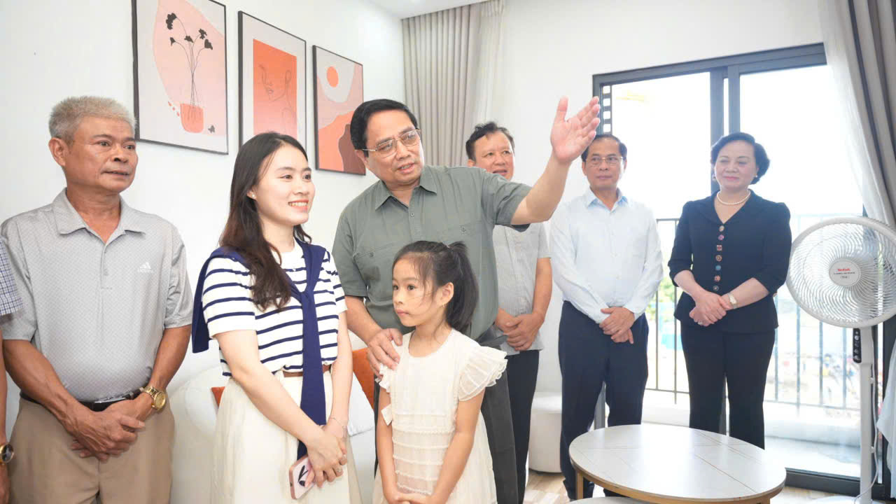 Thủ tướng Phạm Minh Chính: Khai thác hiệu quả hai bờ sông Hương, phát triển nhà ở xã hội- Ảnh 3.