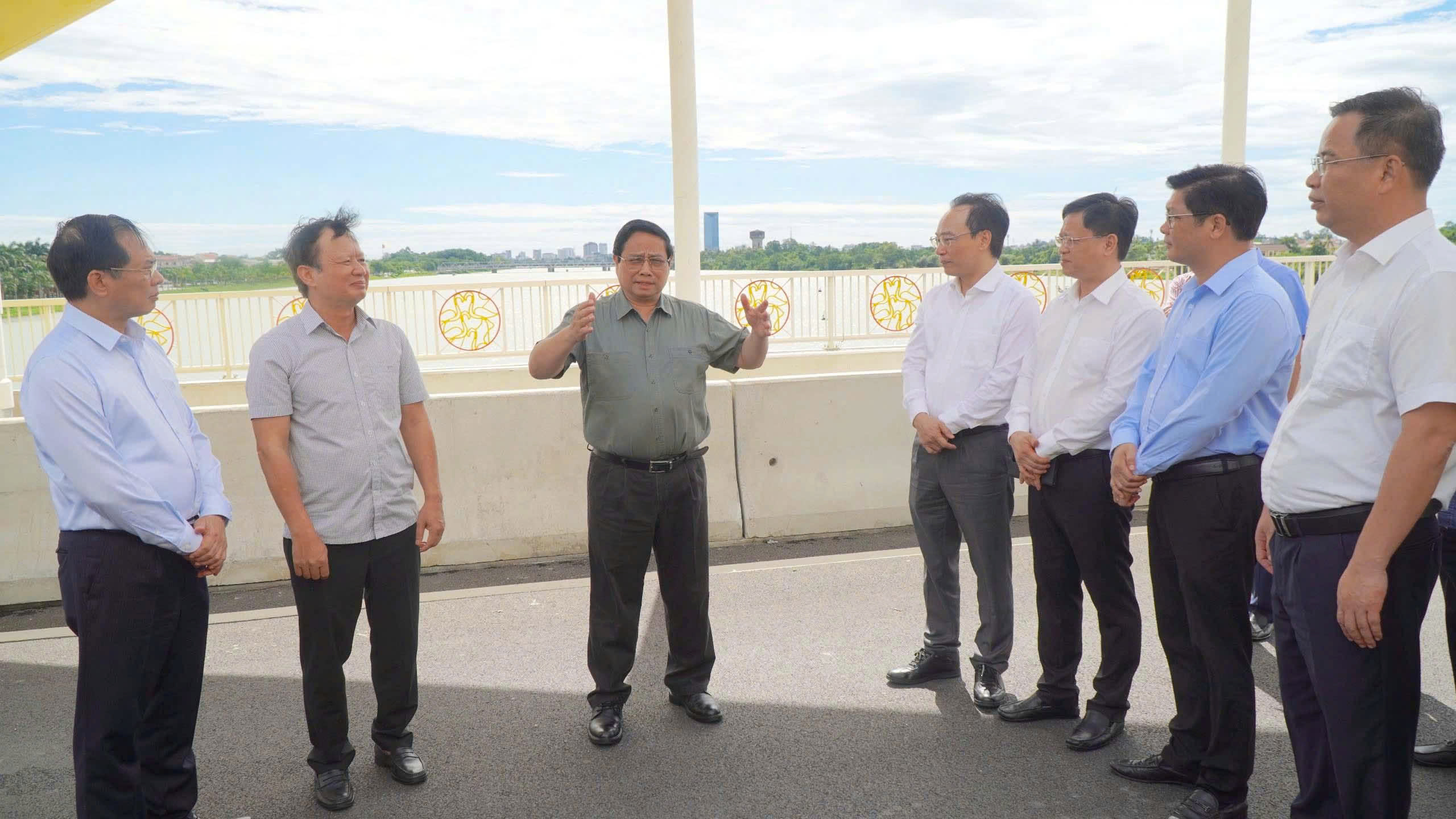 Thủ tướng Phạm Minh Chính: Khai thác hiệu quả hai bờ sông Hương, phát triển nhà ở xã hội- Ảnh 1.