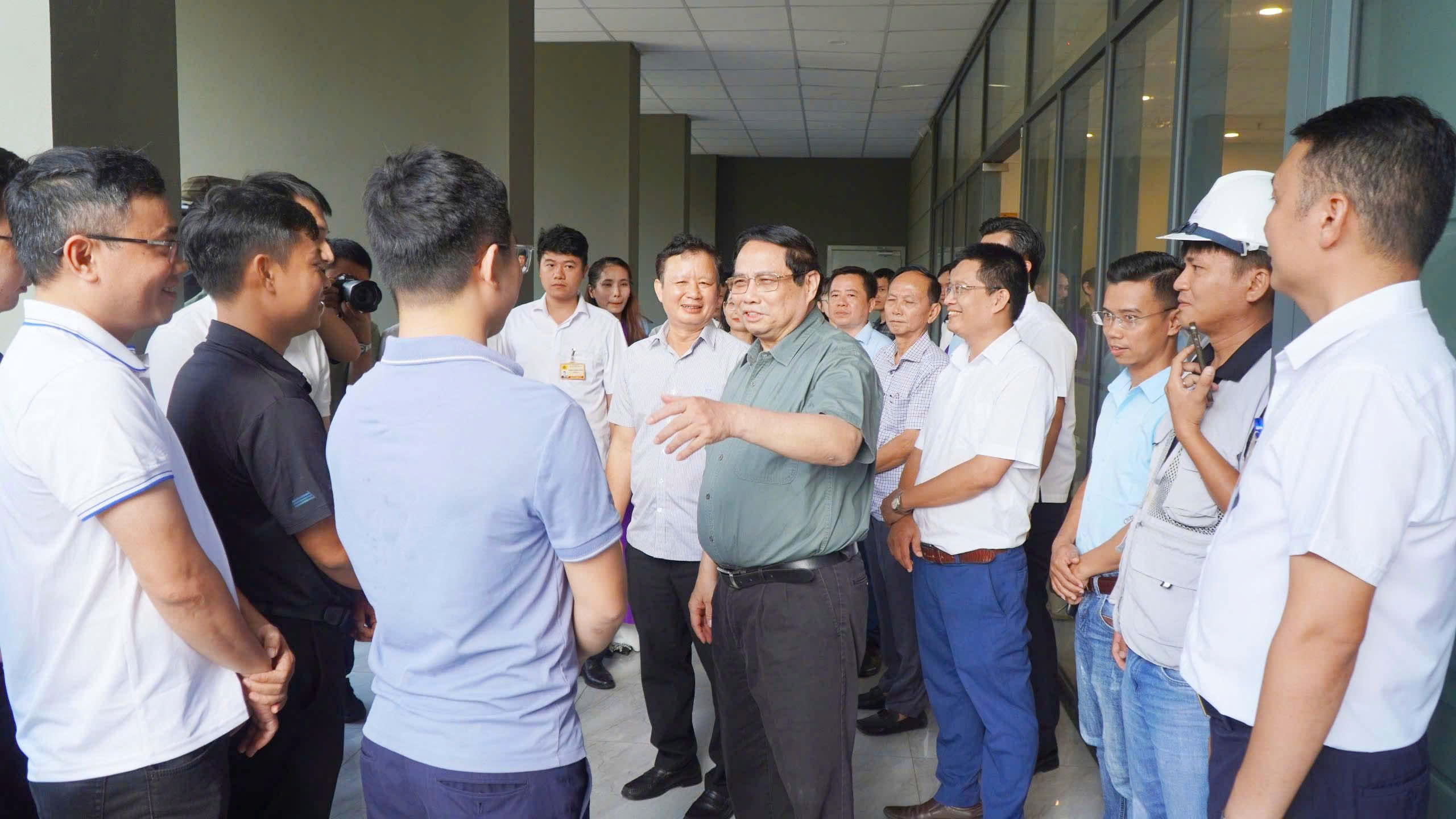 Thủ tướng Phạm Minh Chính: Khai thác hiệu quả hai bờ sông Hương, phát triển nhà ở xã hội- Ảnh 2.