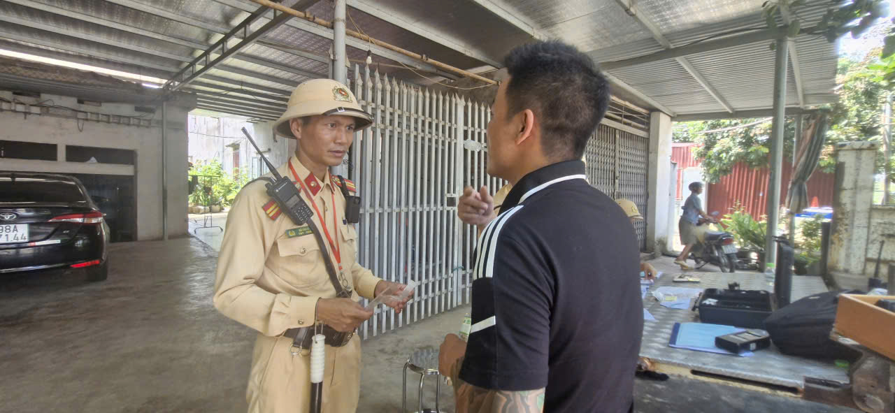 CSGT dừng xe kiểm tra ma túy, nồng độ cồn với tài xế xe khách ở nhiều địa phương- Ảnh 10. CSGT dừng xe kiểm tra ma túy, nồng độ cồn với tài xế xe khách ở nhiều địa phương- Ảnh 10.