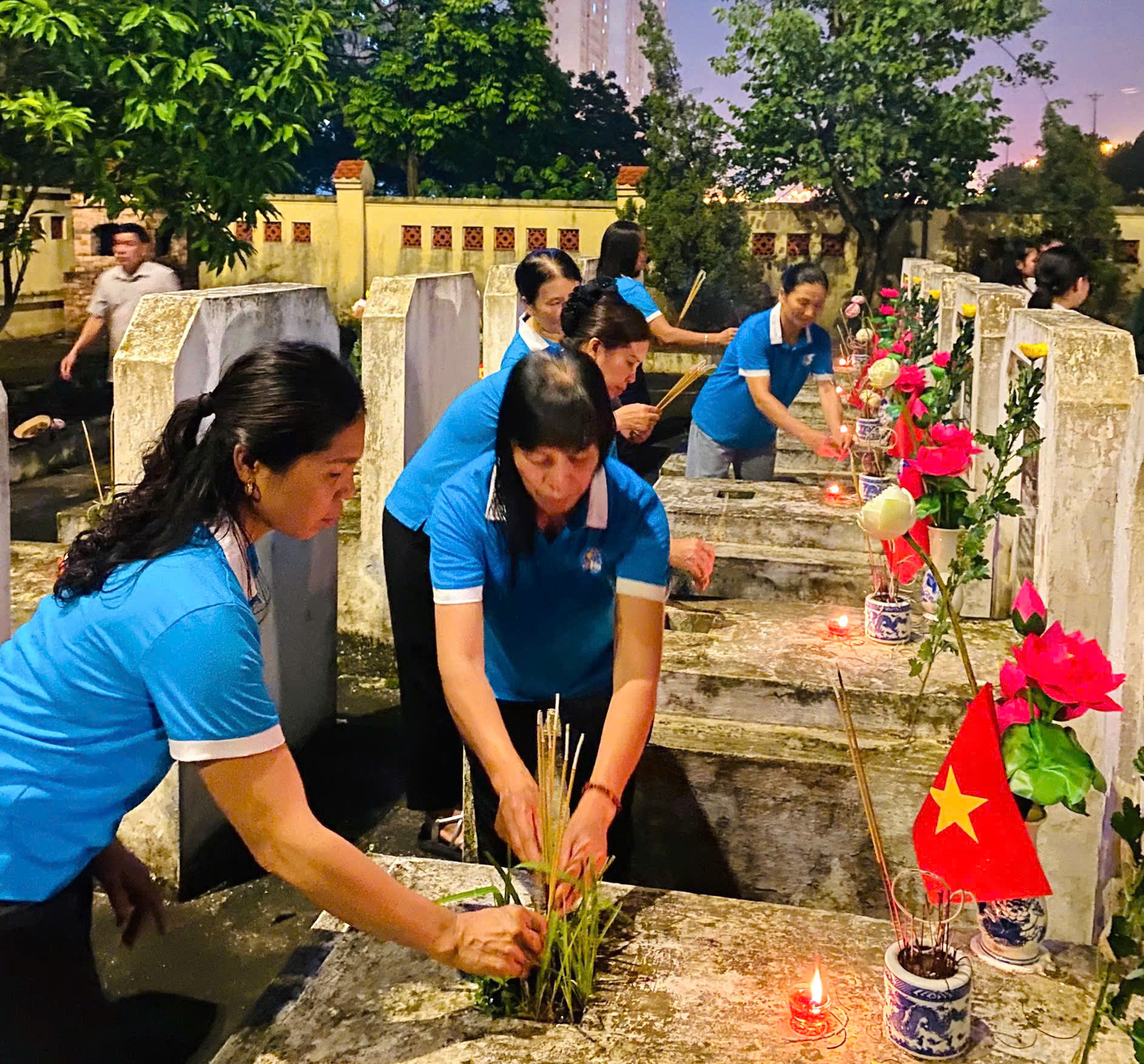 Khắp Thủ đô lung linh "mỗi ngọn nến - một tấm lòng" tri ân các anh hùng liệt sĩ- Ảnh 3. Khắp Thủ đô lung linh "mỗi ngọn nến - một tấm lòng" tri ân các anh hùng liệt sĩ- Ảnh 3.