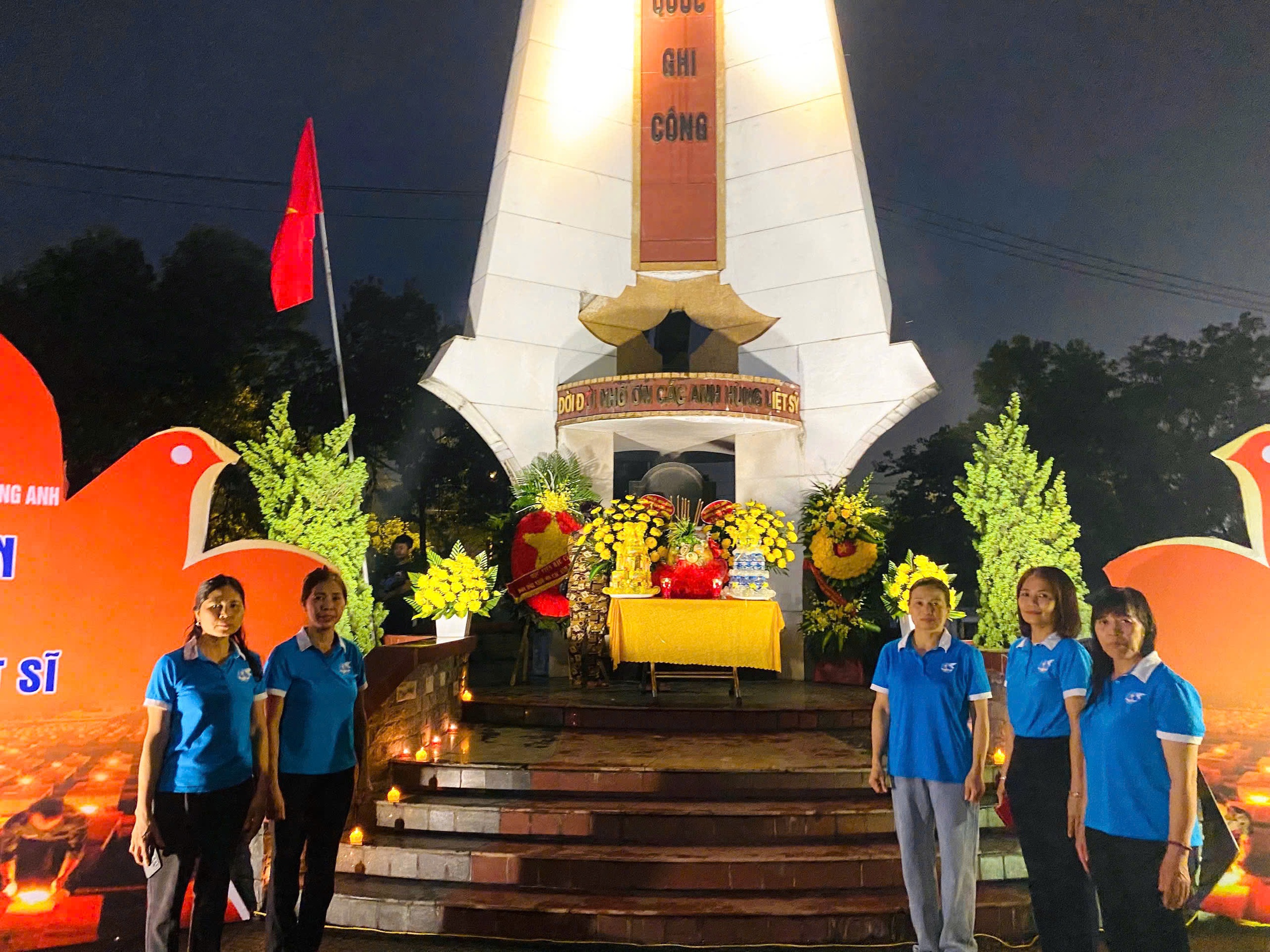 Khắp Thủ đô lung linh "mỗi ngọn nến - một tấm lòng" tri ân các anh hùng liệt sĩ- Ảnh 2. Khắp Thủ đô lung linh "mỗi ngọn nến - một tấm lòng" tri ân các anh hùng liệt sĩ- Ảnh 2.