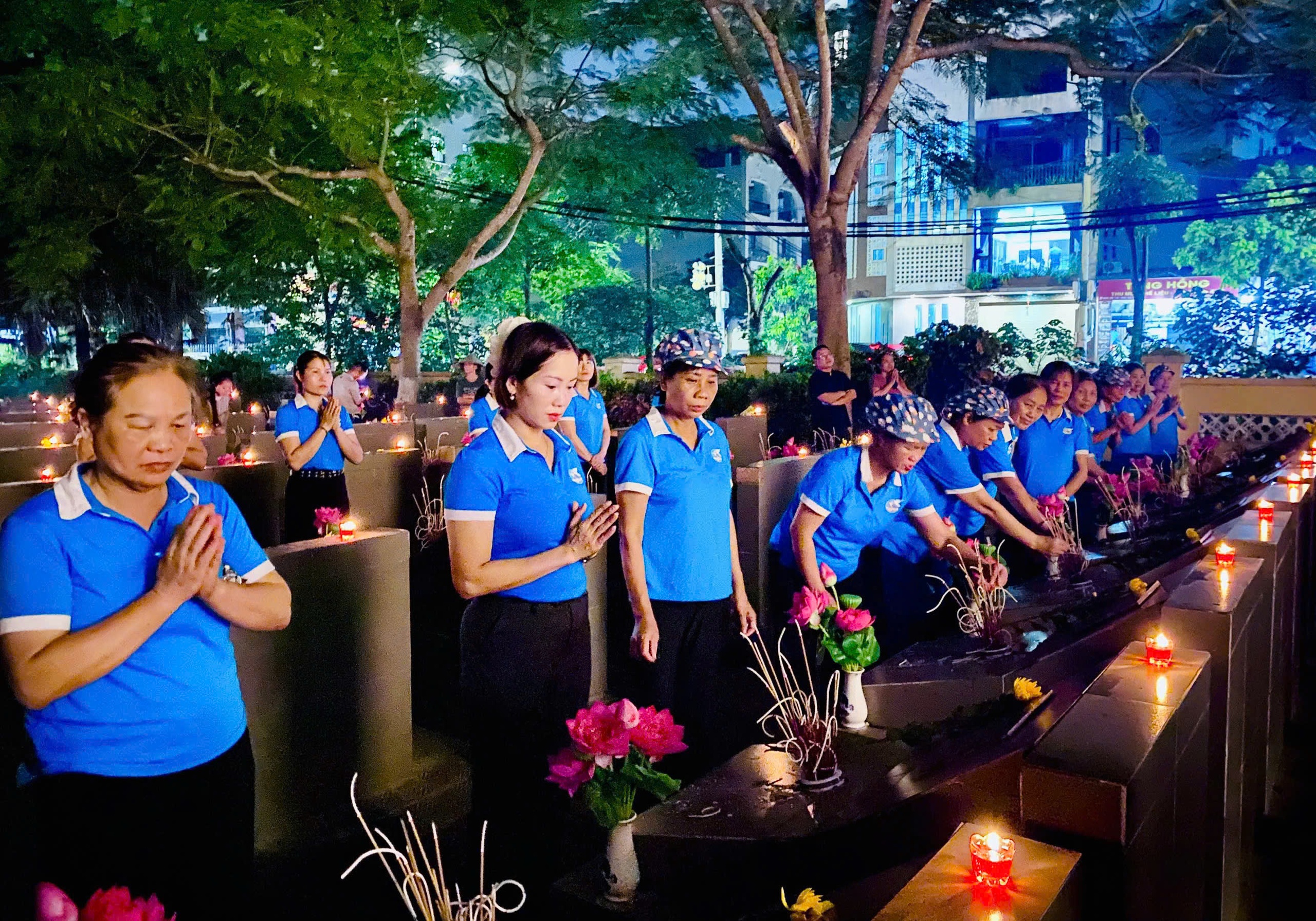 Khắp Thủ đô lung linh "mỗi ngọn nến - một tấm lòng" tri ân các anh hùng liệt sĩ- Ảnh 1. Khắp Thủ đô lung linh "mỗi ngọn nến - một tấm lòng" tri ân các anh hùng liệt sĩ- Ảnh 1.