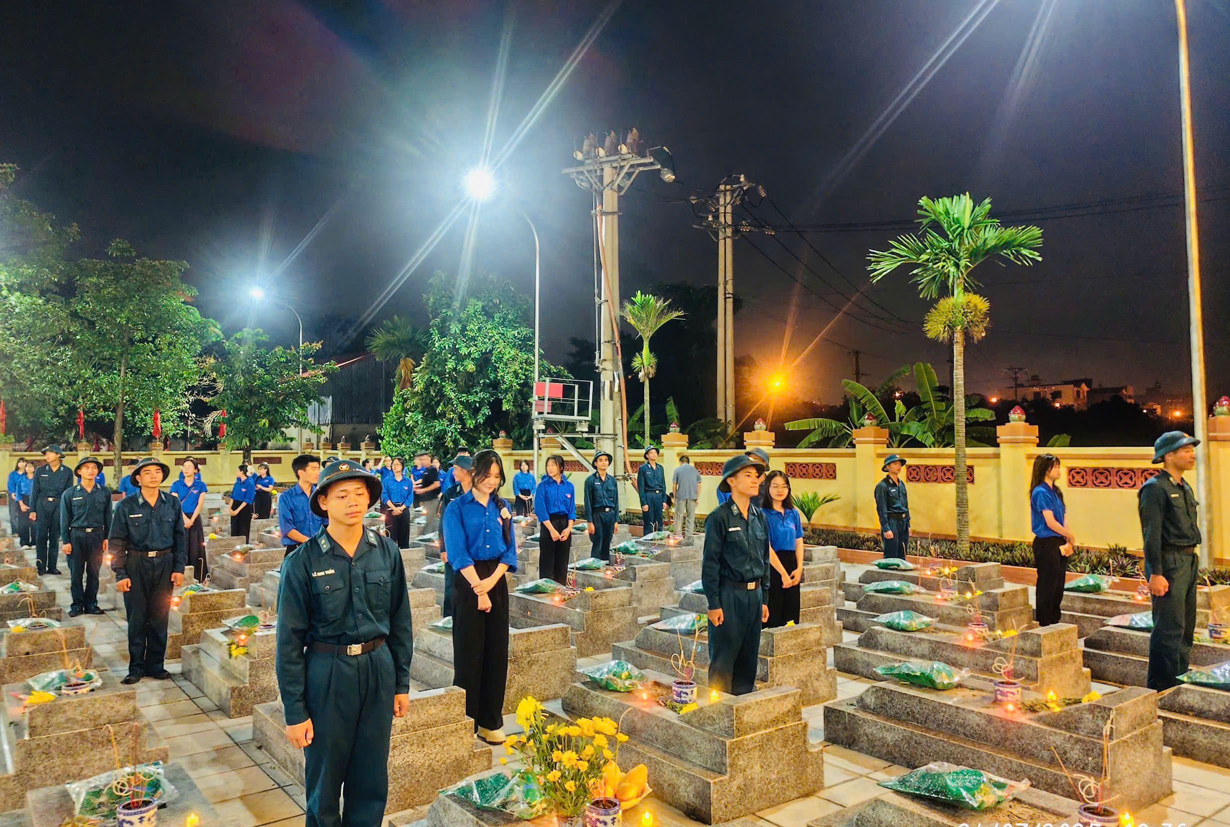 Khắp Thủ đô lung linh "mỗi ngọn nến - một tấm lòng" tri ân các anh hùng liệt sĩ- Ảnh 5. Khắp Thủ đô lung linh "mỗi ngọn nến - một tấm lòng" tri ân các anh hùng liệt sĩ- Ảnh 5.