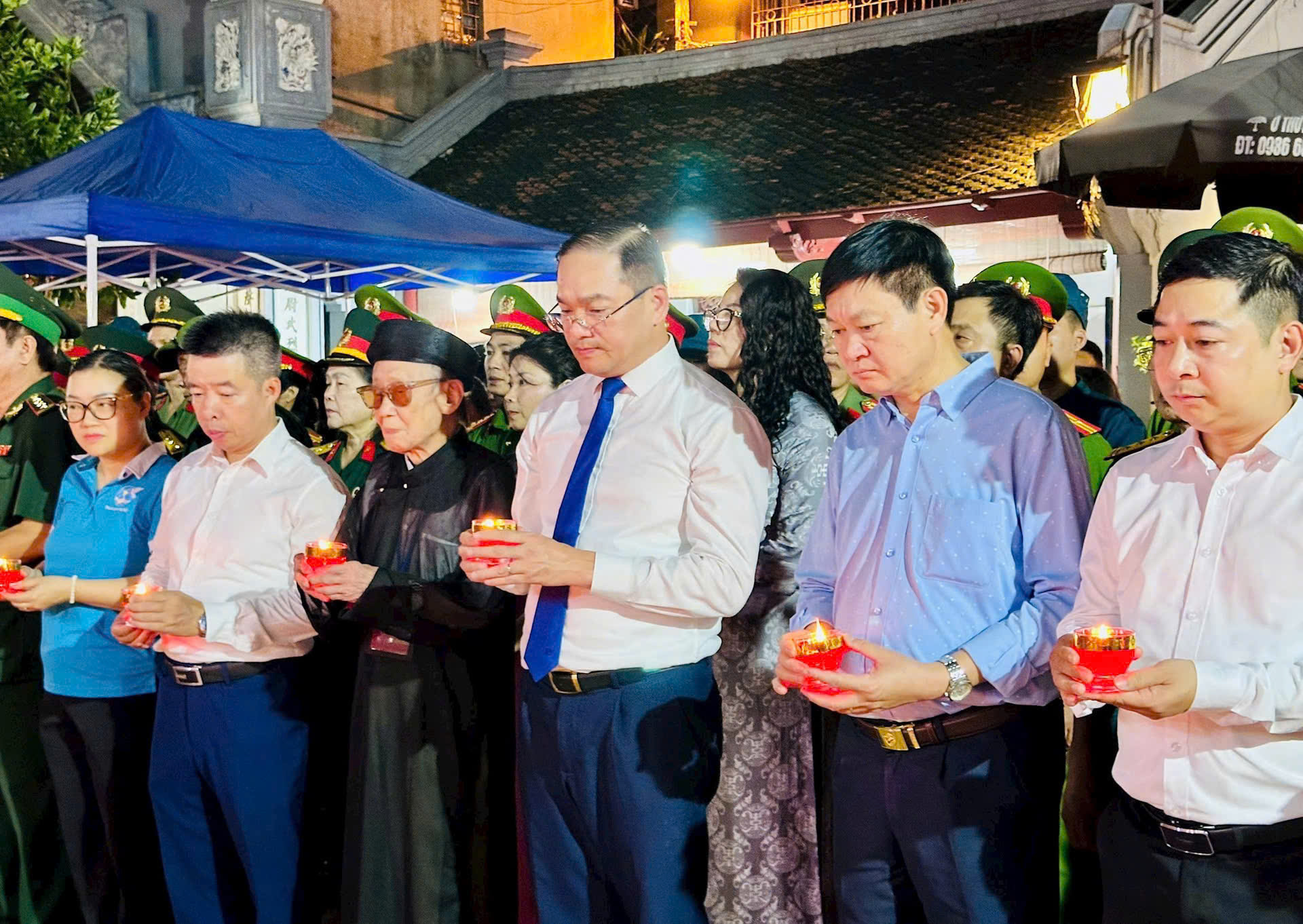 Khắp Thủ đô lung linh "mỗi ngọn nến - một tấm lòng" tri ân các anh hùng liệt sĩ- Ảnh 6. Khắp Thủ đô lung linh "mỗi ngọn nến - một tấm lòng" tri ân các anh hùng liệt sĩ- Ảnh 6.