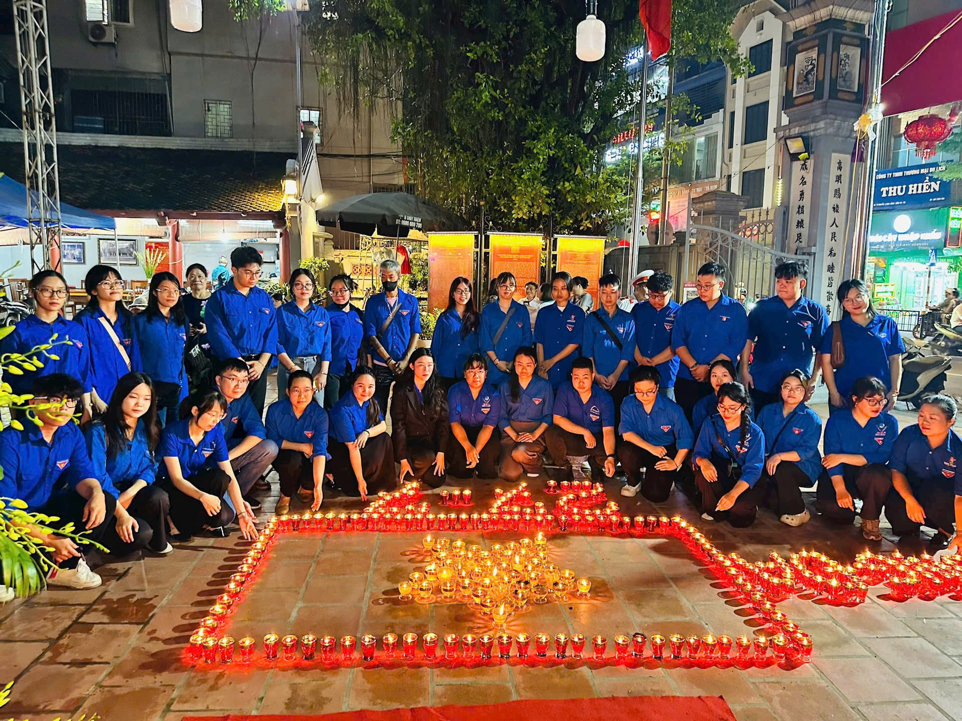 Khắp Thủ đô lung linh "mỗi ngọn nến - một tấm lòng" tri ân các anh hùng liệt sĩ- Ảnh 7. Khắp Thủ đô lung linh "mỗi ngọn nến - một tấm lòng" tri ân các anh hùng liệt sĩ- Ảnh 7.