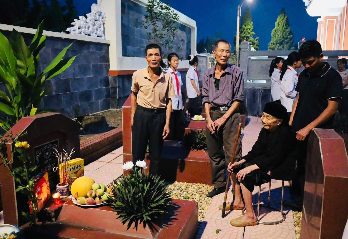 Khắp Thủ đô lung linh "mỗi ngọn nến - một tấm lòng" tri ân các anh hùng liệt sĩ- Ảnh 12. Khắp Thủ đô lung linh "mỗi ngọn nến - một tấm lòng" tri ân các anh hùng liệt sĩ- Ảnh 12.
