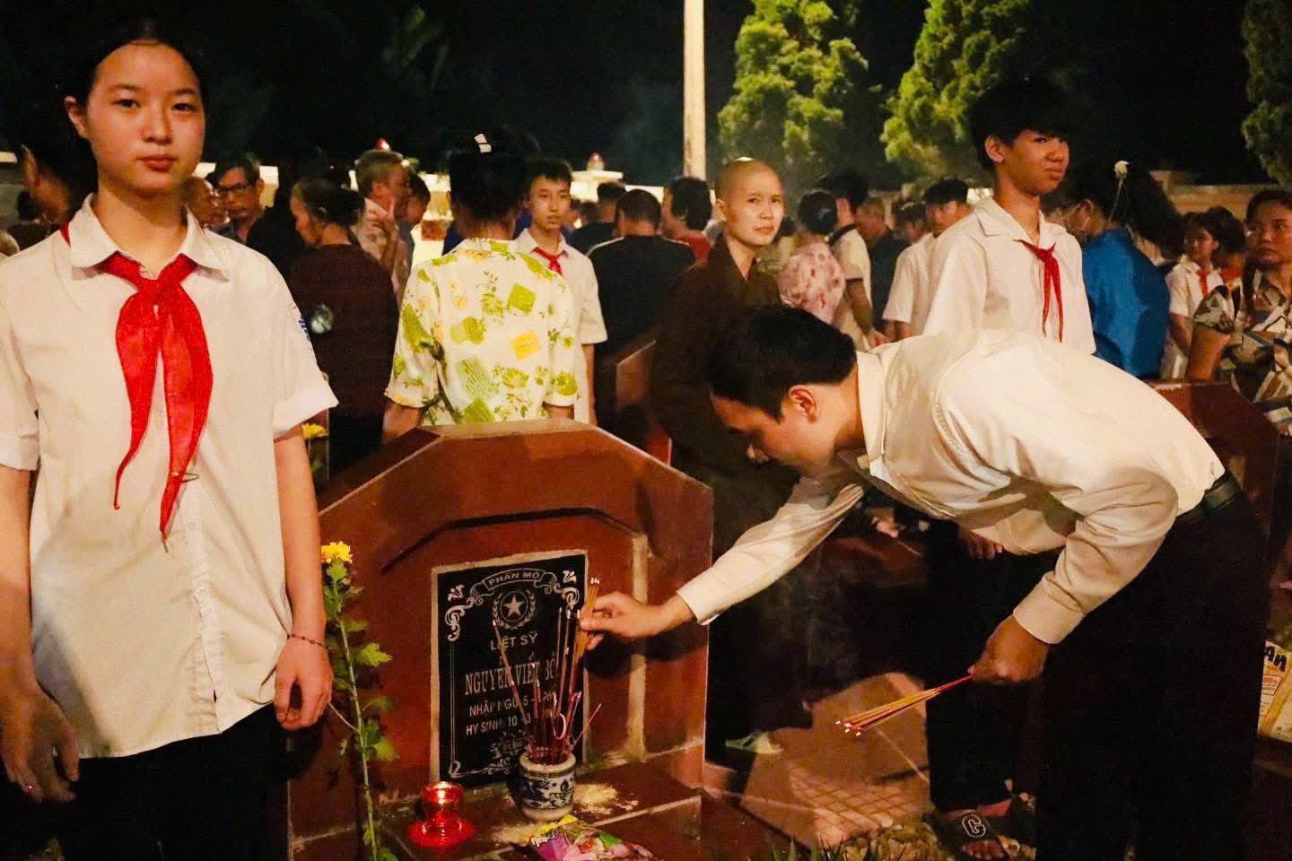 Khắp Thủ đô lung linh "mỗi ngọn nến - một tấm lòng" tri ân các anh hùng liệt sĩ- Ảnh 11. Khắp Thủ đô lung linh "mỗi ngọn nến - một tấm lòng" tri ân các anh hùng liệt sĩ- Ảnh 11.