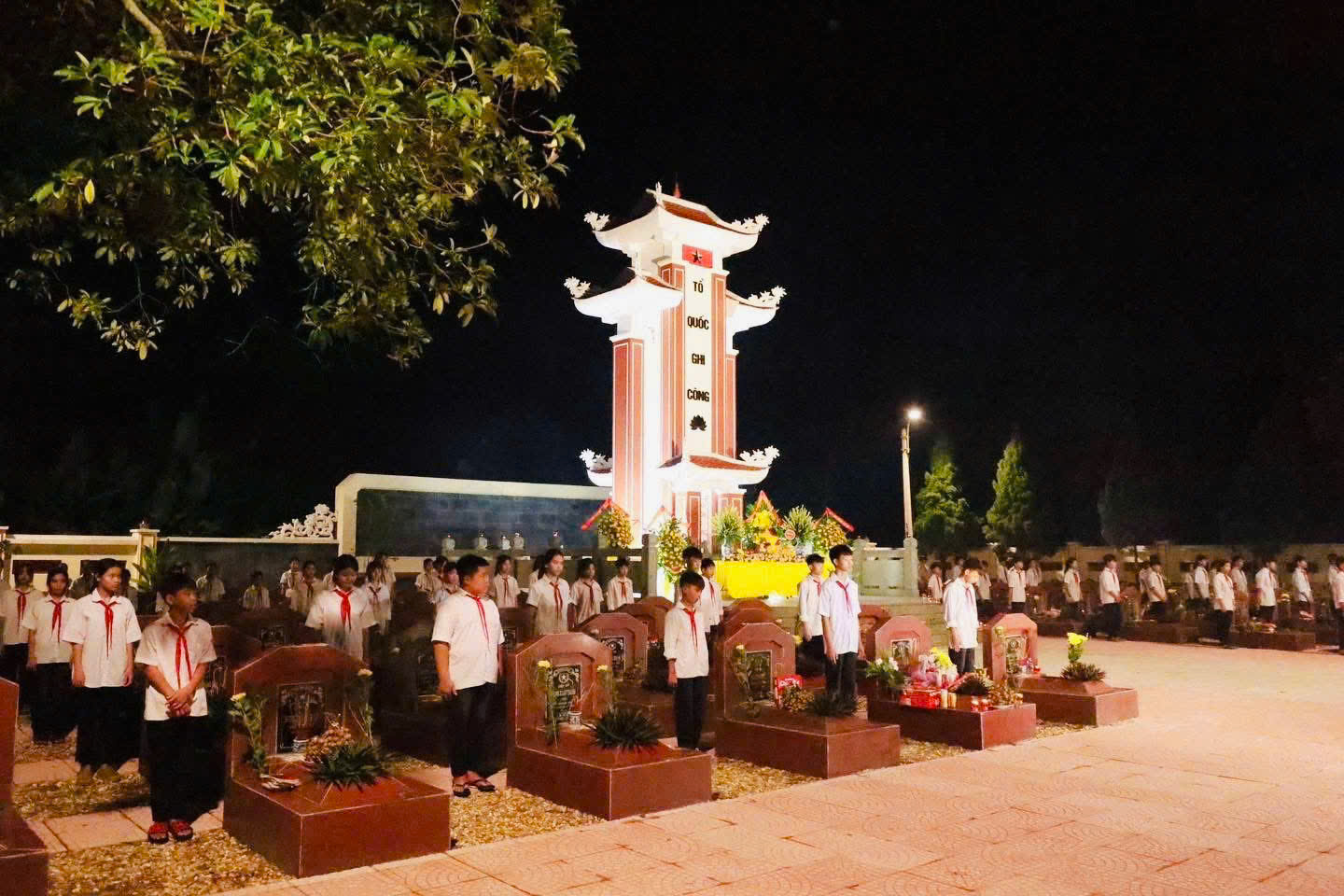 Khắp Thủ đô lung linh "mỗi ngọn nến - một tấm lòng" tri ân các anh hùng liệt sĩ- Ảnh 10. Khắp Thủ đô lung linh "mỗi ngọn nến - một tấm lòng" tri ân các anh hùng liệt sĩ- Ảnh 10.