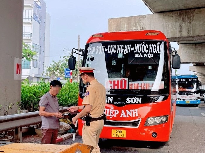 CSGT Hà Nội xử phạt hơn 140 xe khách, 46 xe tải vi phạm sau hai ngày tổng kiểm tra- Ảnh 1. CSGT Hà Nội xử phạt hơn 140 xe khách, 46 xe tải vi phạm sau hai ngày tổng kiểm tra- Ảnh 1.