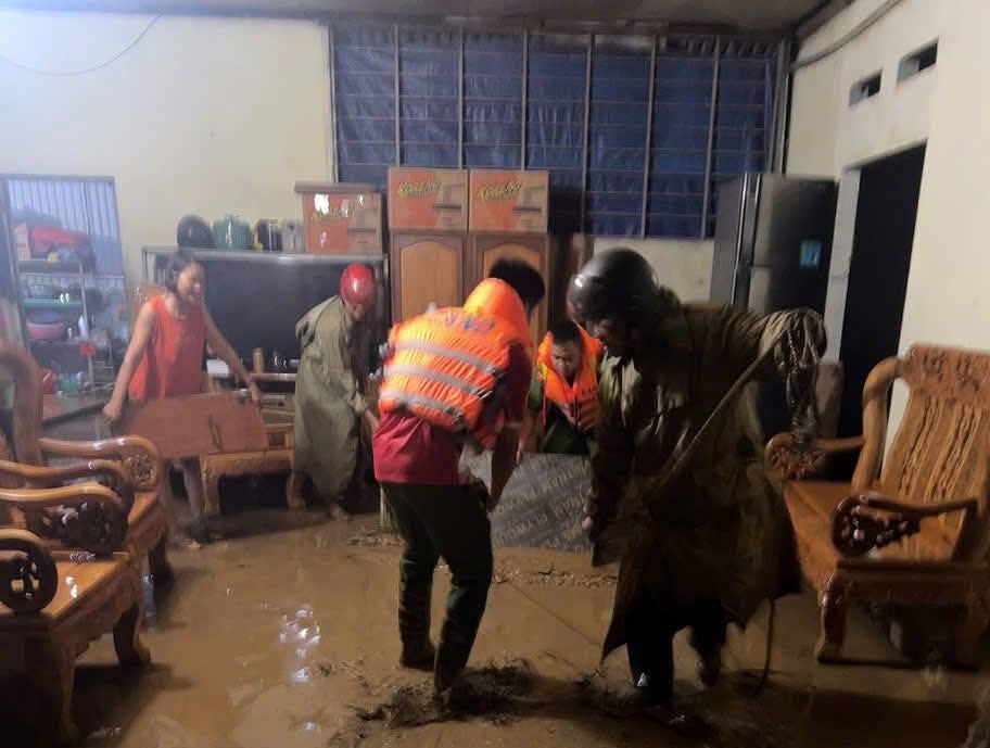 Mưa lũ ở Lào Cai: Trắng đêm sơ tán dân khỏi vùng ngập sâu- Ảnh 1.