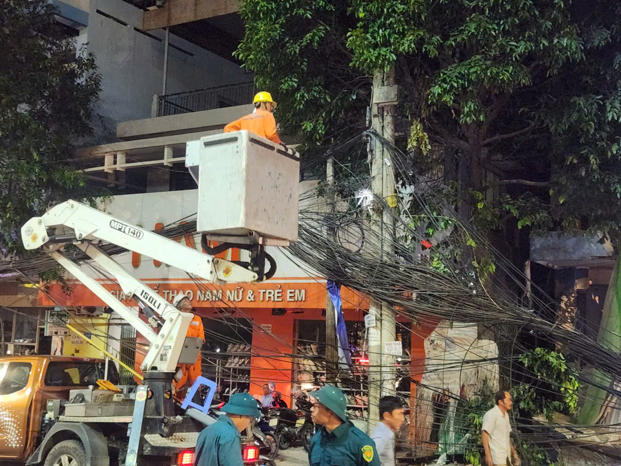 Đồng Nai: Khẩn trương khắc phục sự cố tháo dỡ rạp Thanh Bình- Ảnh 2. Đồng Nai: Khẩn trương khắc phục sự cố tháo dỡ rạp Thanh Bình- Ảnh 2.