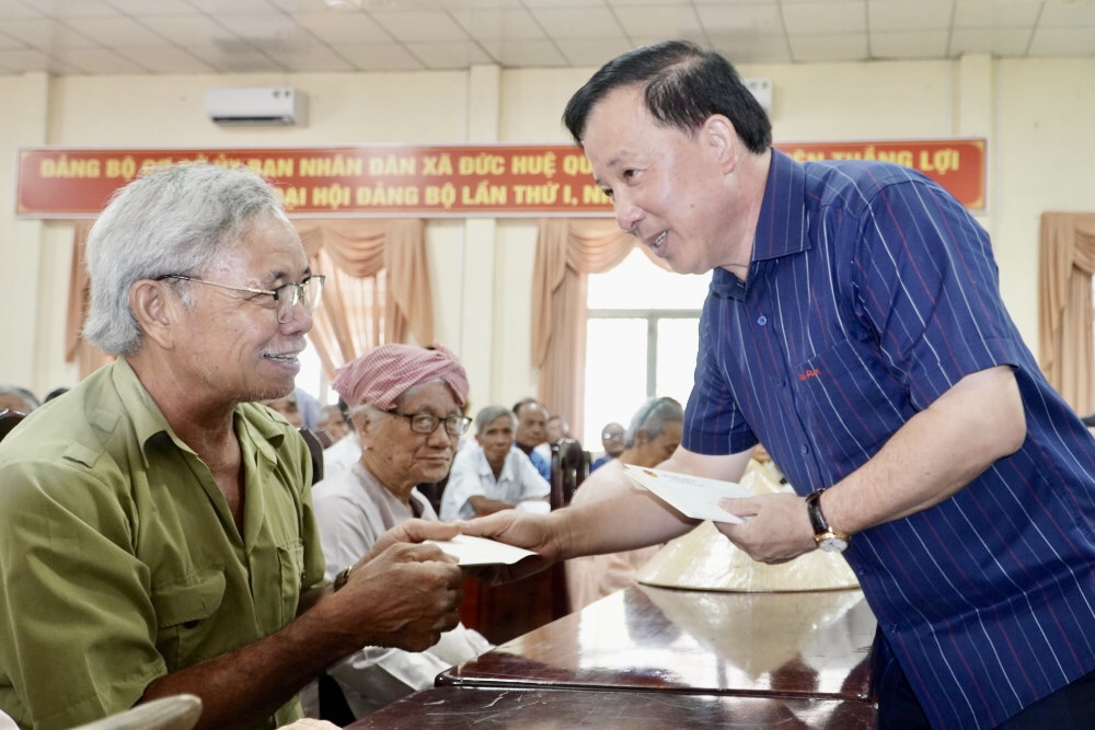 Tây Ninh thăm và tri ân các gia đình liệt sĩ, chính sách- Ảnh 1. Tây Ninh thăm và tri ân các gia đình liệt sĩ, chính sách- Ảnh 1.