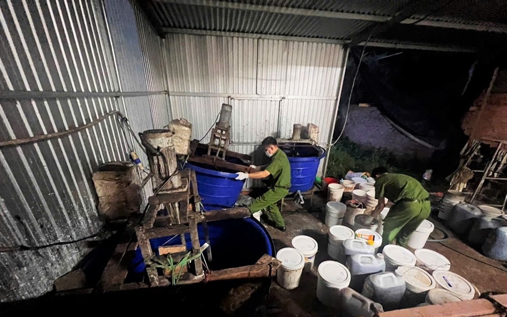 Triệt ph&aacute; cơ sở nghi sản xuất h&agrave;ng trăm tấn ph&acirc;n b&oacute;n giả b&aacute;n ra thị trường