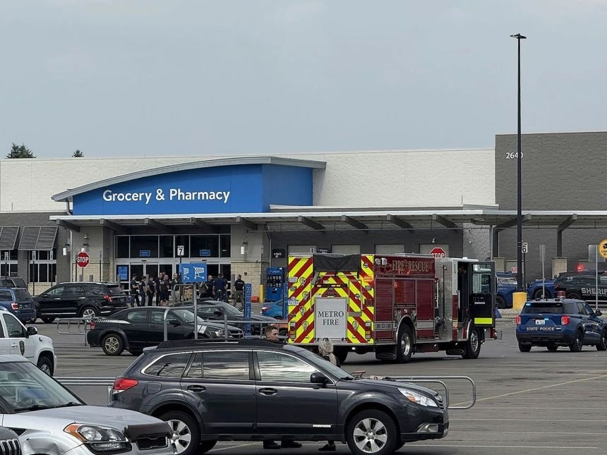 Mỹ: Đâm dao tại siêu thị Walmart ở Michigan, 11 người bị thương- Ảnh 1. Mỹ: Đâm dao tại siêu thị Walmart ở Michigan, 11 người bị thương- Ảnh 1.