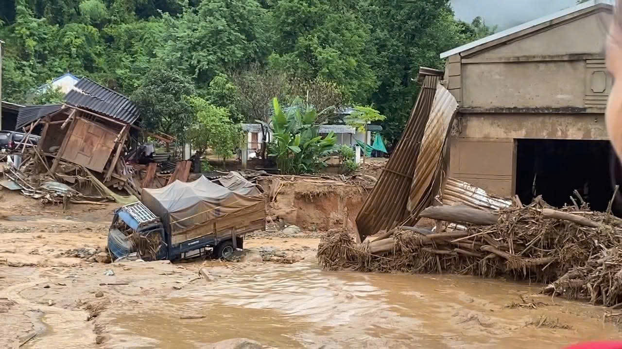 Sơn La: Mưa lũ ập về trong đêm làm hai người chết, hai người mất tích- Ảnh 2.