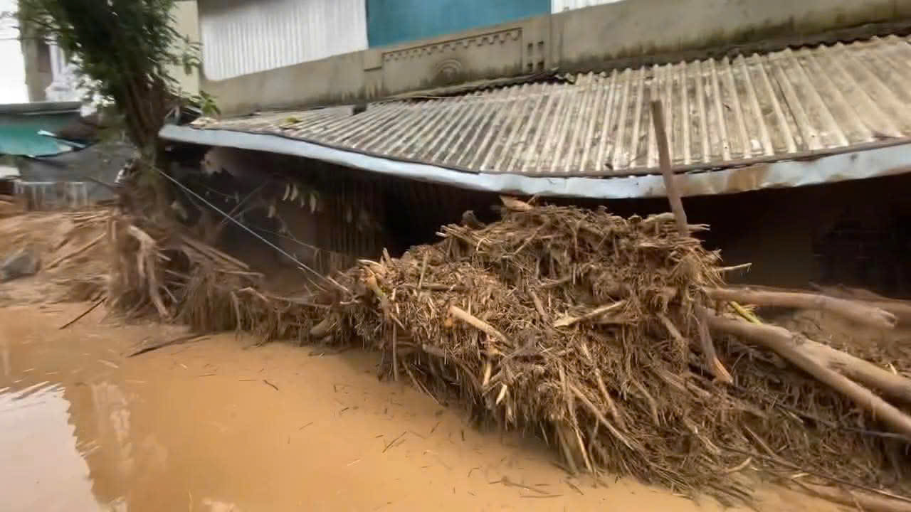 Nỗ lực tìm kiếm nạn nhân mất tích sau lũ quét và sạt lở đất ở Sơn La- Ảnh 4.