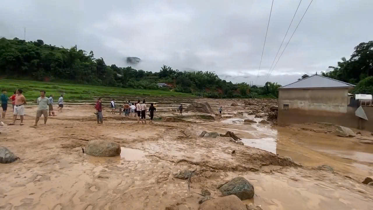 Sơn La: Mưa lũ ập về trong đêm làm hai người chết, hai người mất tích- Ảnh 1.