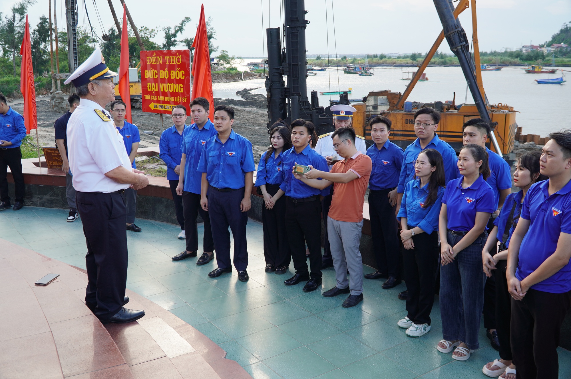 Đoàn Thanh niên Báo Xây dựng tri ân ngày Thương binh - Liệt sĩ tại Hải Phòng- Ảnh 2. Đoàn Thanh niên Báo Xây dựng tri ân ngày Thương binh - Liệt sĩ tại Hải Phòng- Ảnh 2.