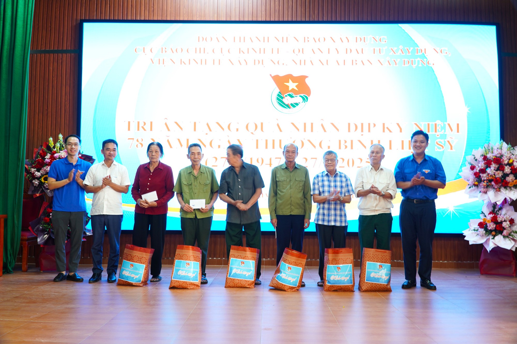 Đoàn Thanh niên Báo Xây dựng tri ân ngày Thương binh - Liệt sĩ tại Hải Phòng- Ảnh 3. Đoàn Thanh niên Báo Xây dựng tri ân ngày Thương binh - Liệt sĩ tại Hải Phòng- Ảnh 3.